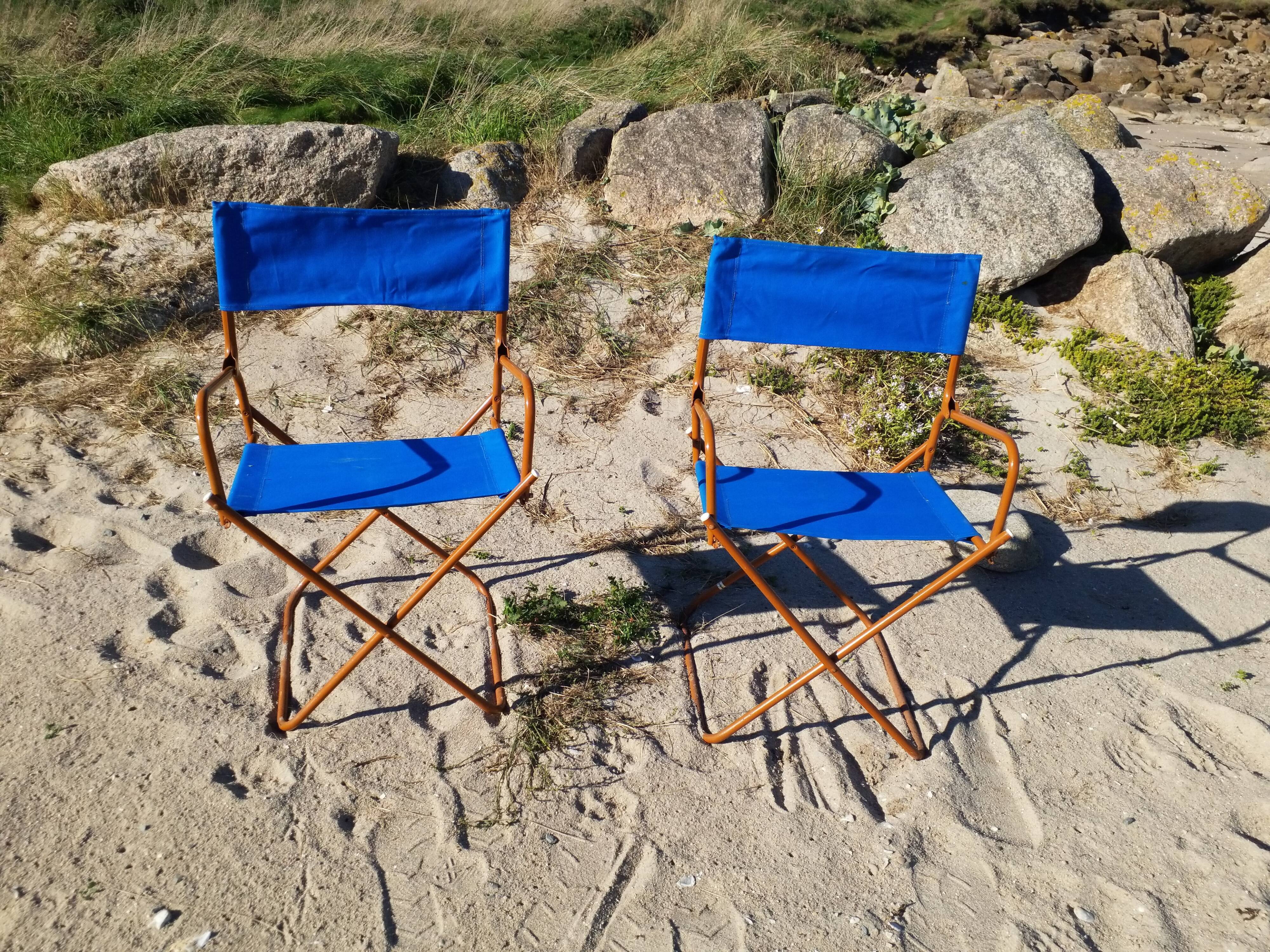 2 folding chairs