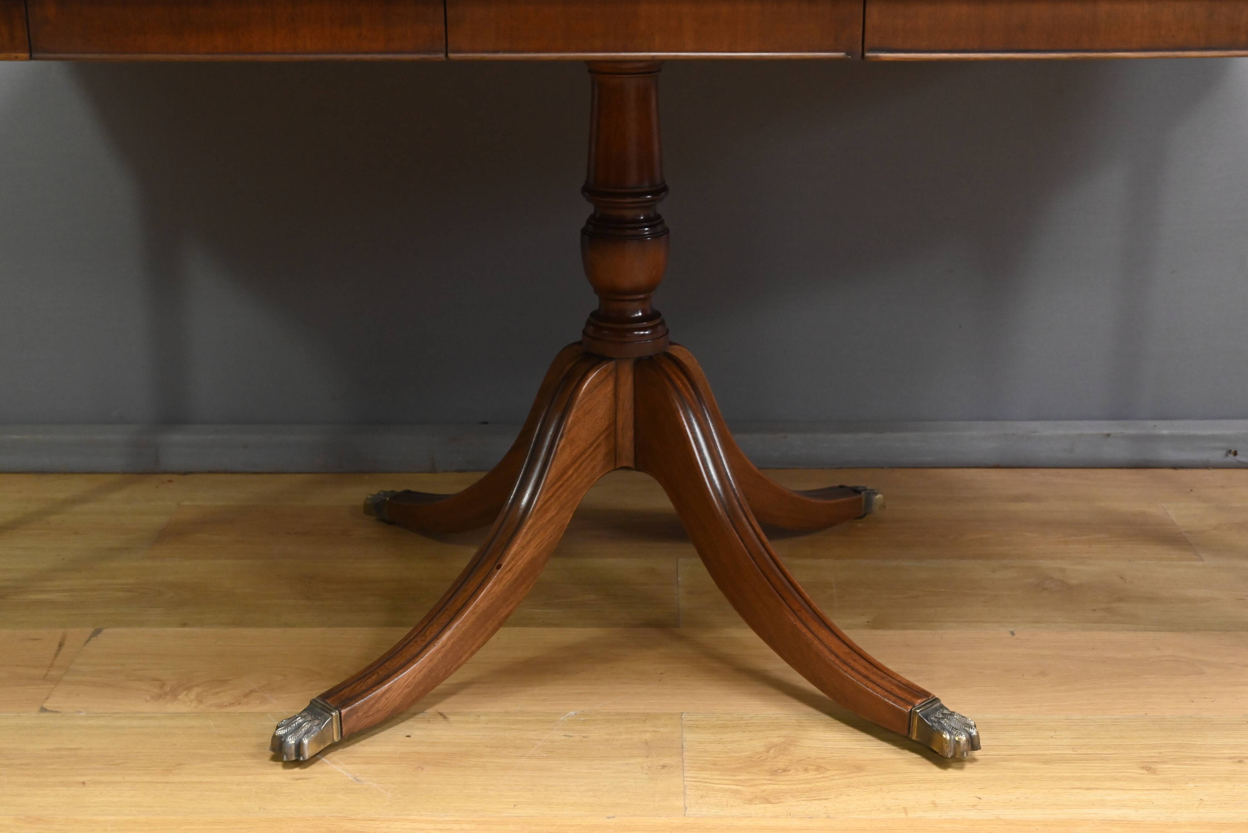 English Style Mahogany Extendable Pedestal Table - 1960