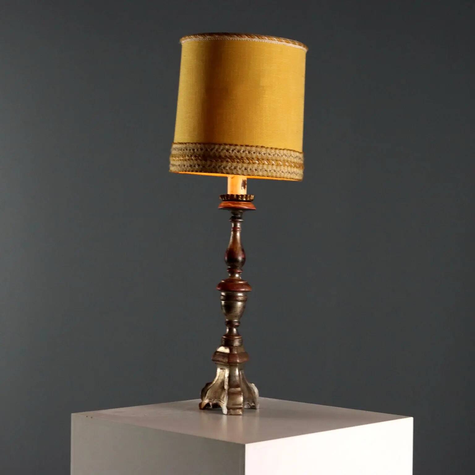 Lampe ancienne en bois sculpté doré et tissu, XXe siècle