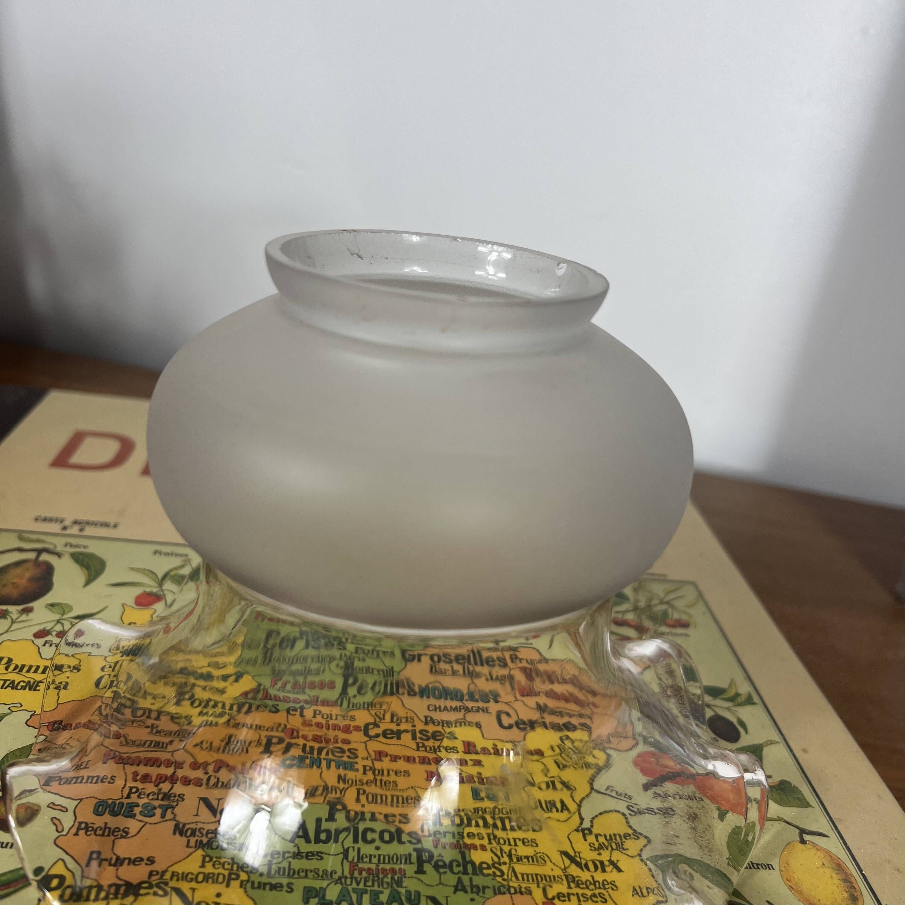 Antique tulip-shaped lampshade in transparent glass for wall lamp chandelier.