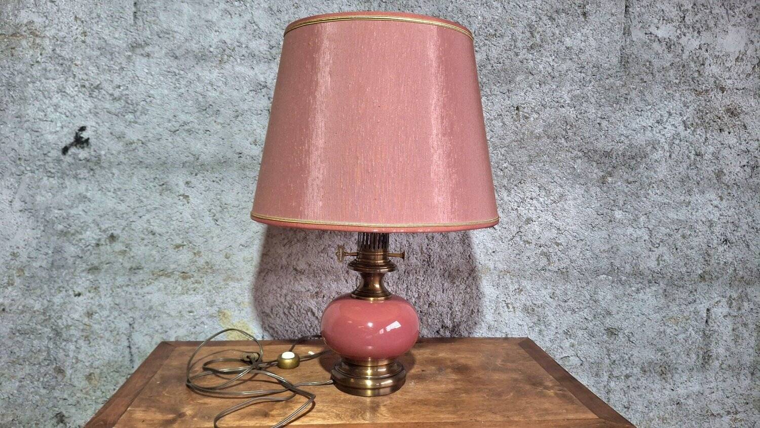 Neo-Victorian table lamp with pink opaline glass and brass – Vintage 1970s