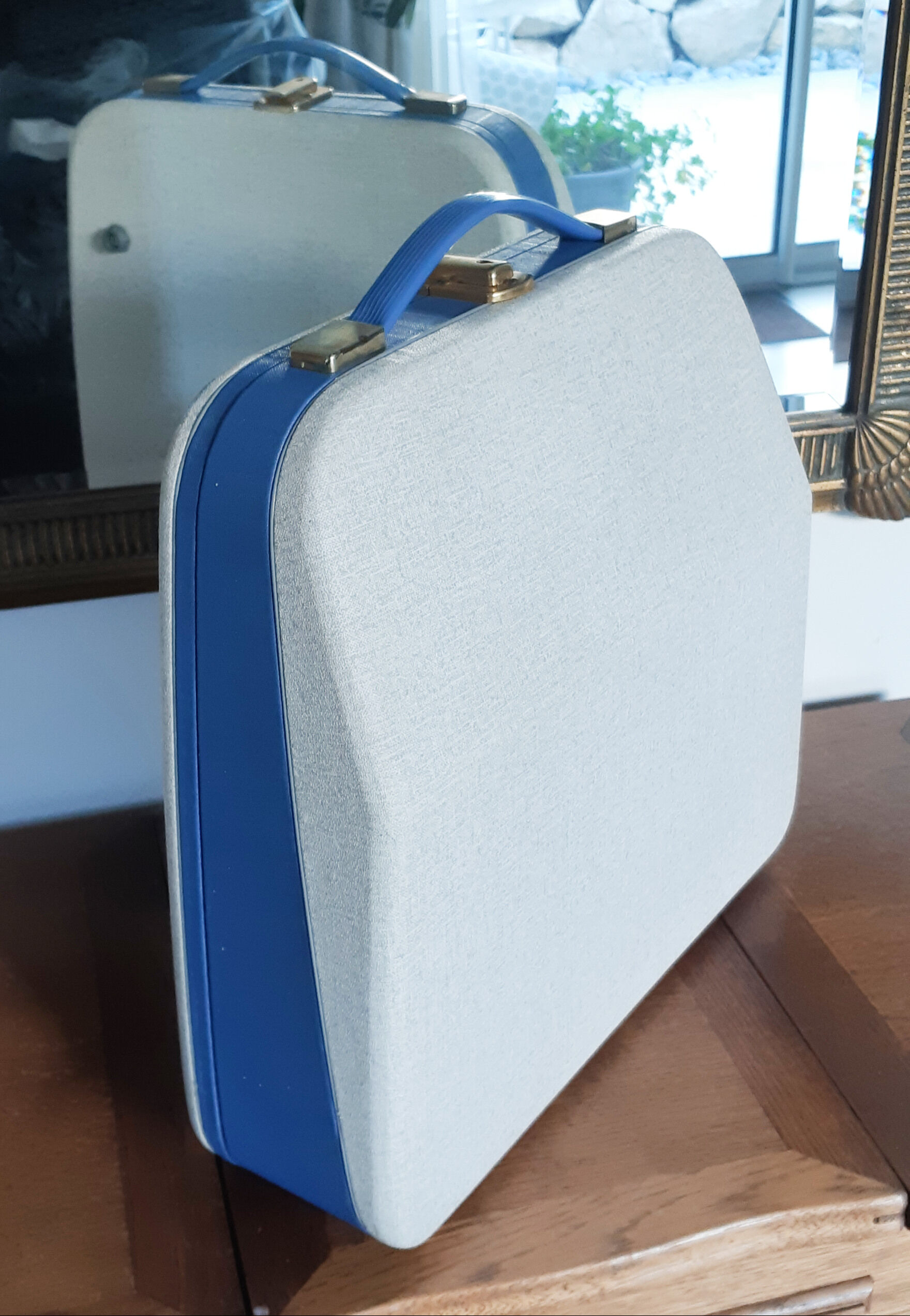 Functional blue typewriter