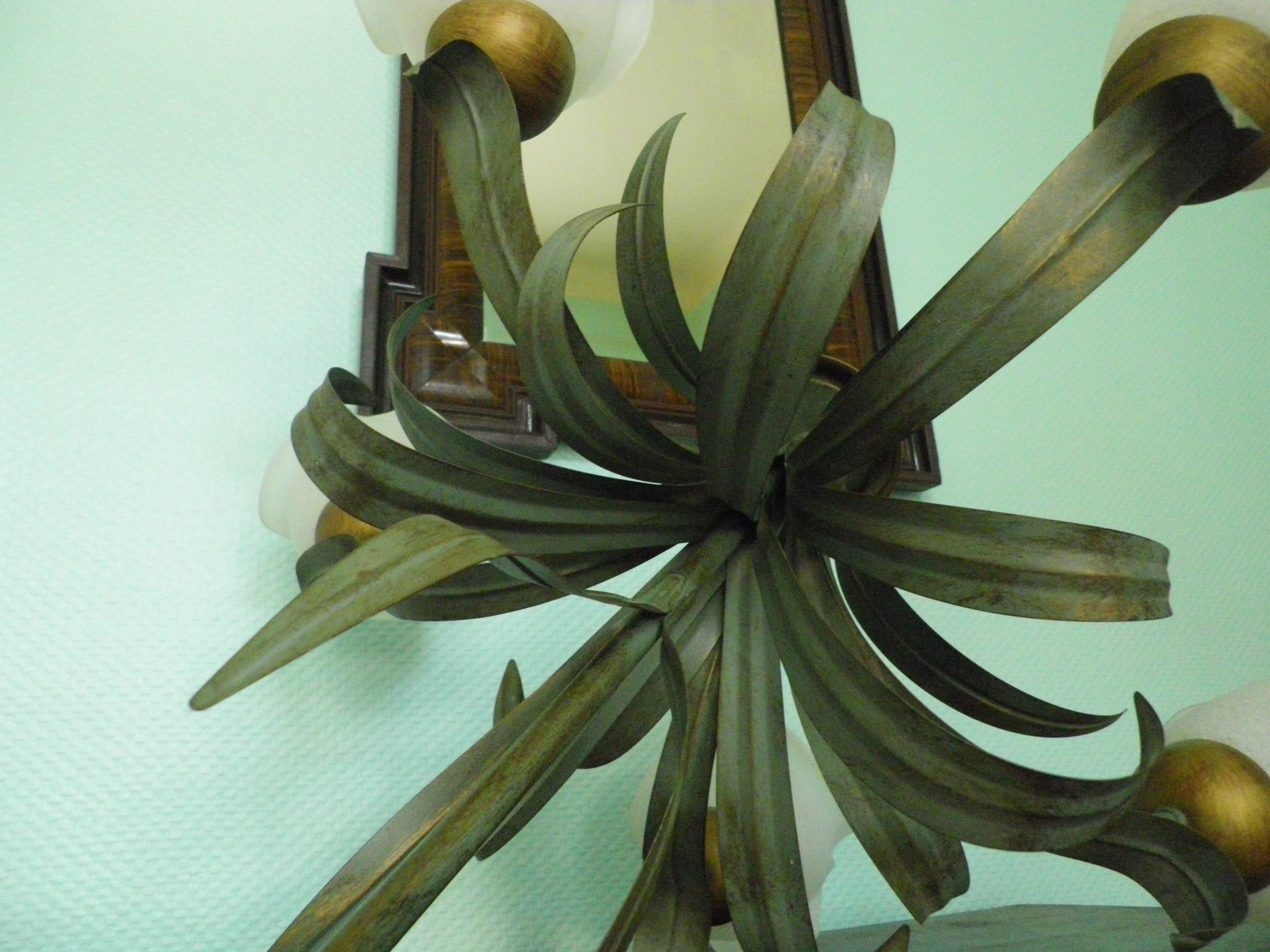 Chandelier of 5 corollas in white granite glass, central decoration with foliage 70s /80s