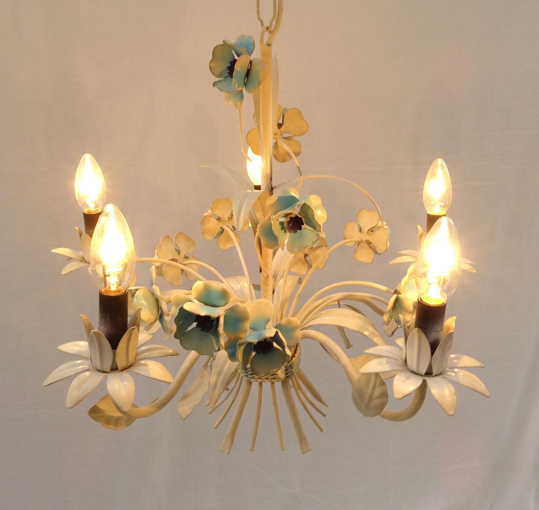 Vintage chandelier bouquet of blue flowers 5 candles in painted sheet metal.