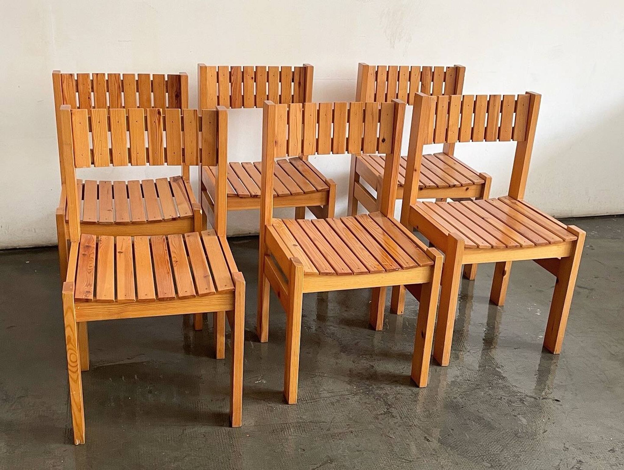 Set de 6 chaises rationalistes en pin massif, Espagne, années 1970.