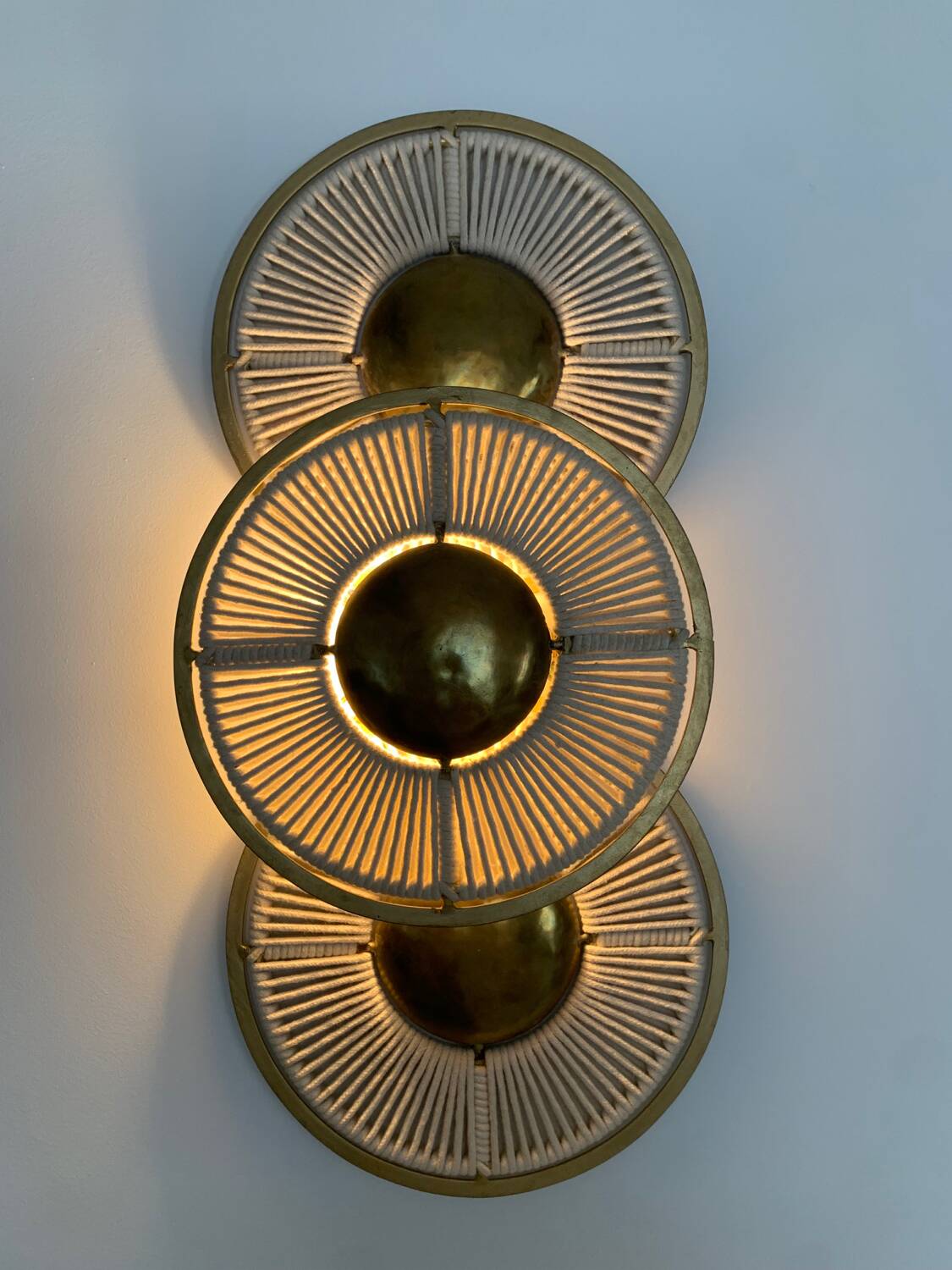 Wall lamp in gilded iron and rope