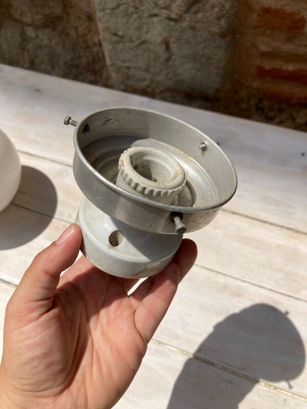 Globe en verre blanc