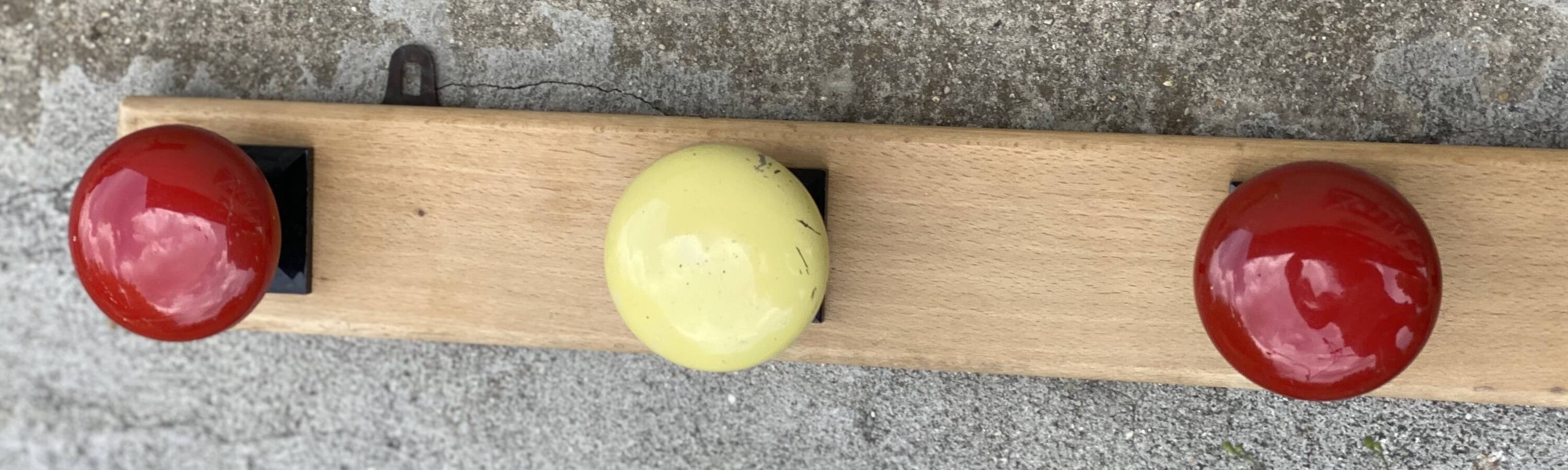 Portemanteau à 5 patères métal laqué jaune et rouge vintage 1960