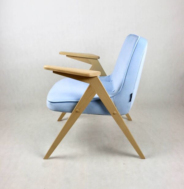 Fauteuil en forme de lapin bleu clair par Józef Chierowski