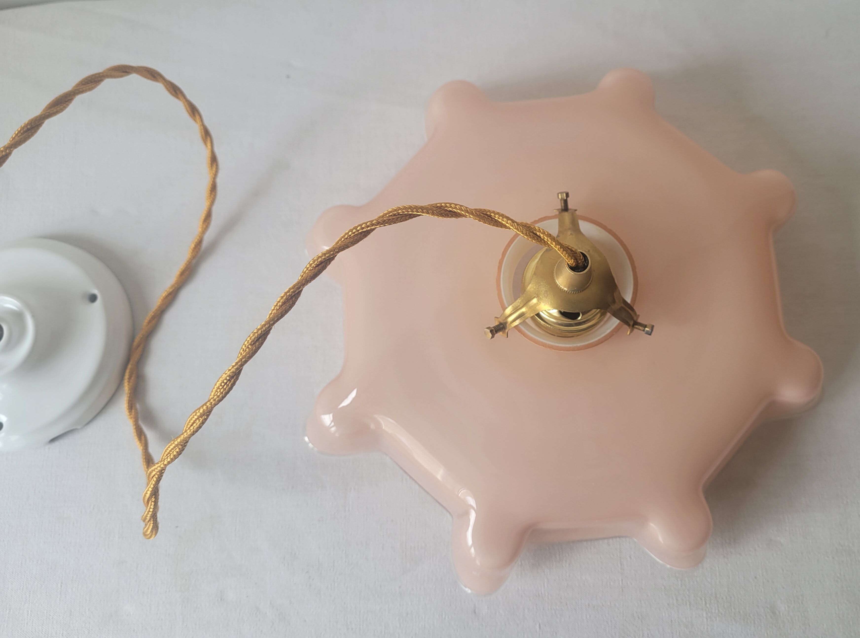 Pink opaline suspension