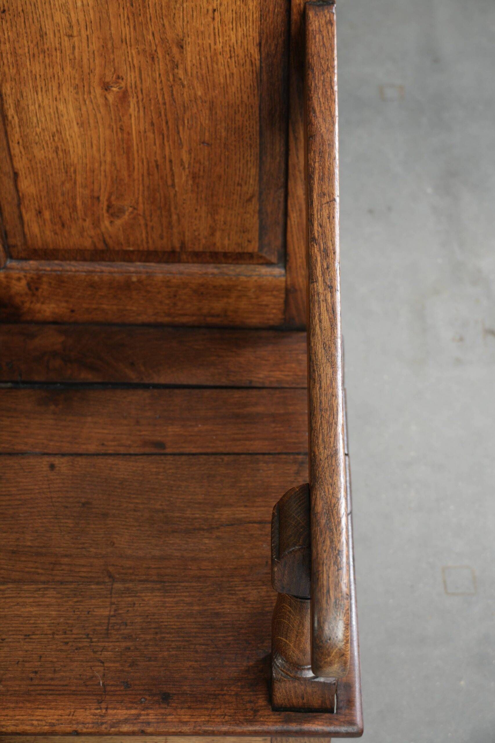 Antique English oak hall bench from the early 19th century with storage space