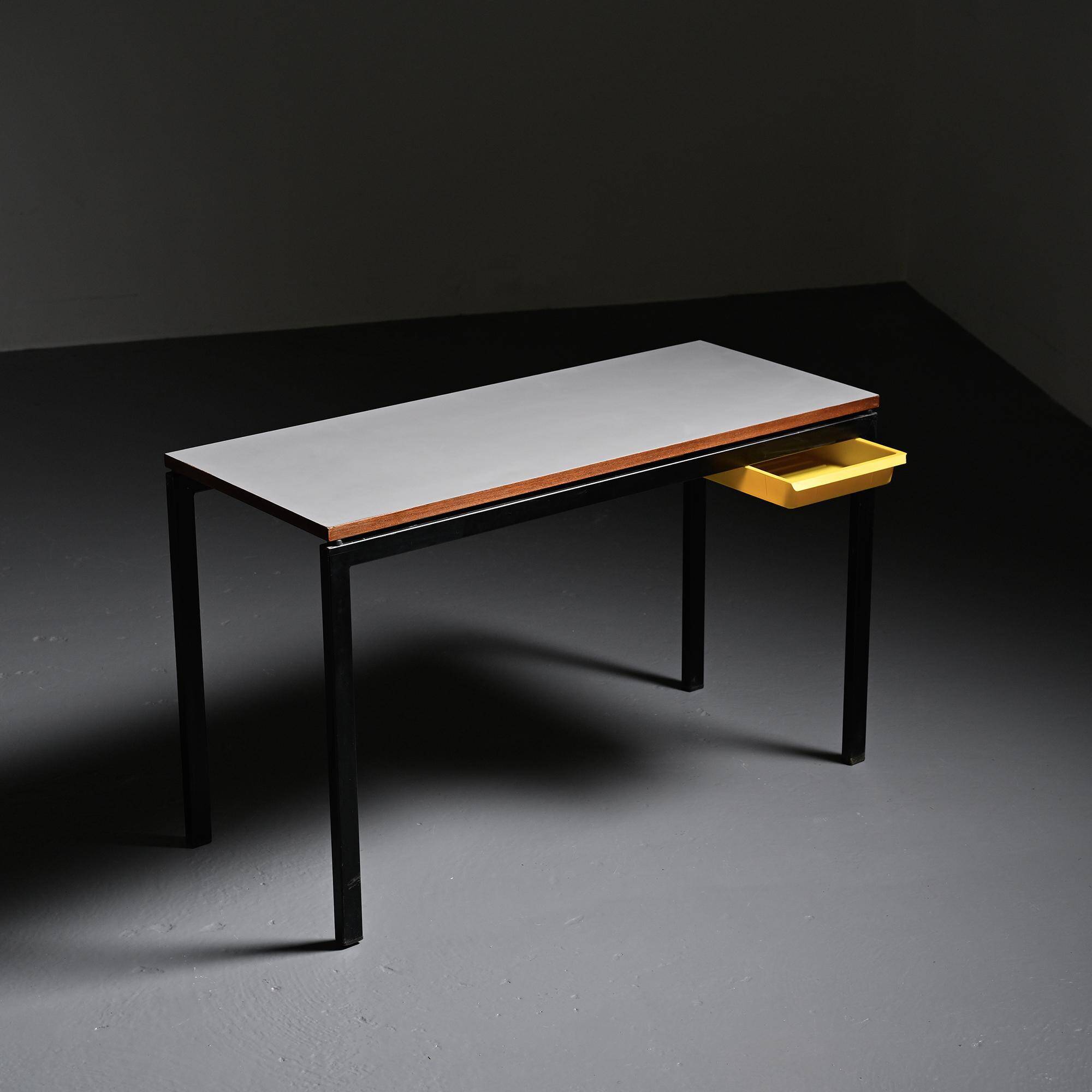 Bureau Cansado par Charlotte Perriand, circa 1962.