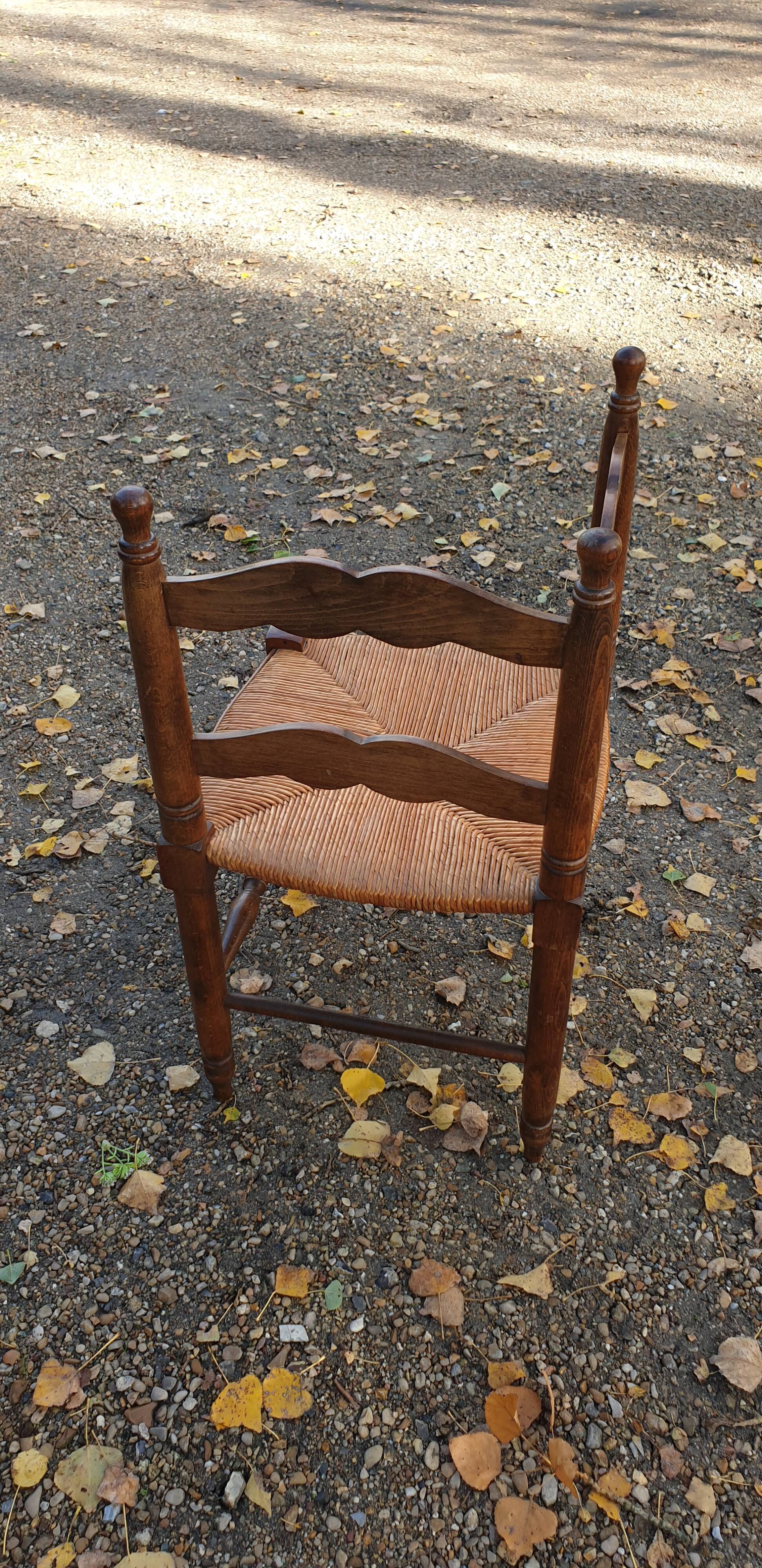 Corner straw chair