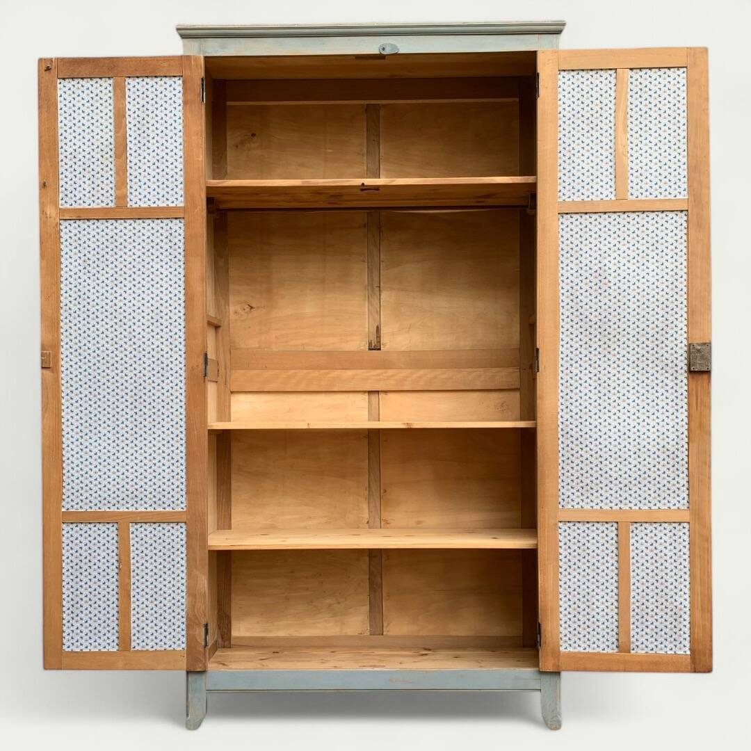 Armoire parisienne ancienne Luterma patine grise bleutée