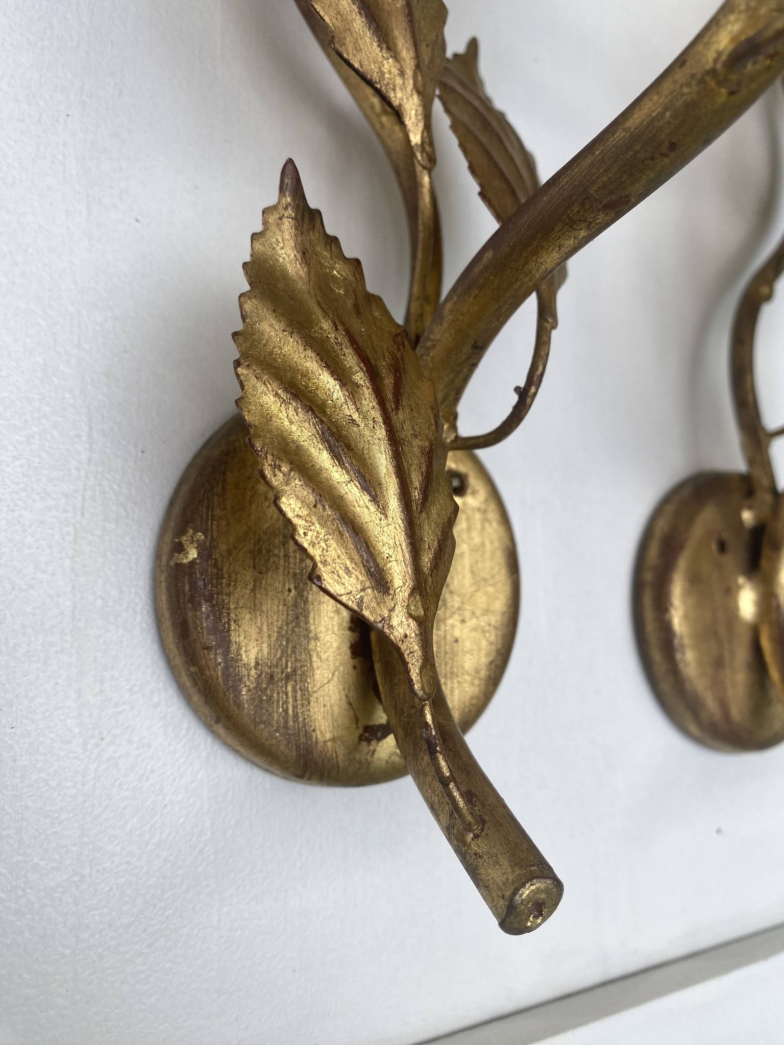 Pair of Italian wall sconces in gilded metal – Stylized foliage