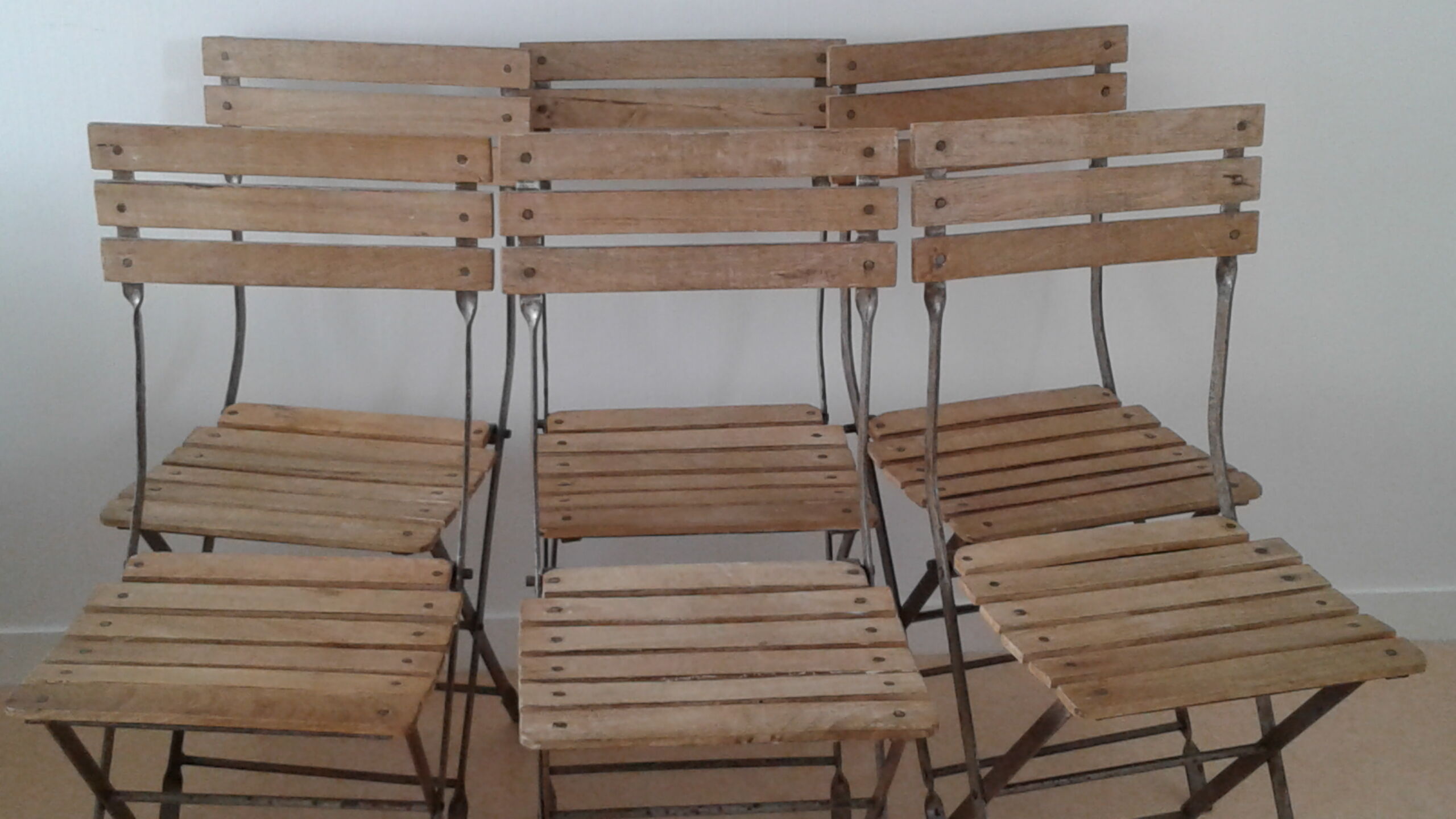 Chairs of wrought iron and wood white