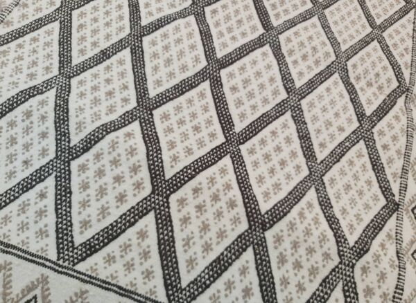 Tapis blanc et gris traditionnel fait main 178x125cm