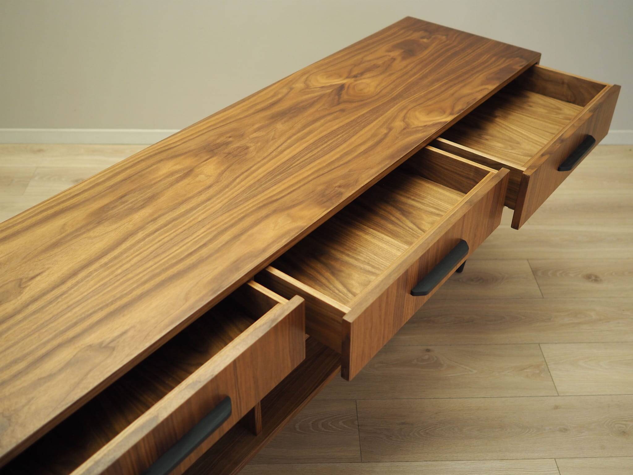 Enfilade en noyer, design scandinave