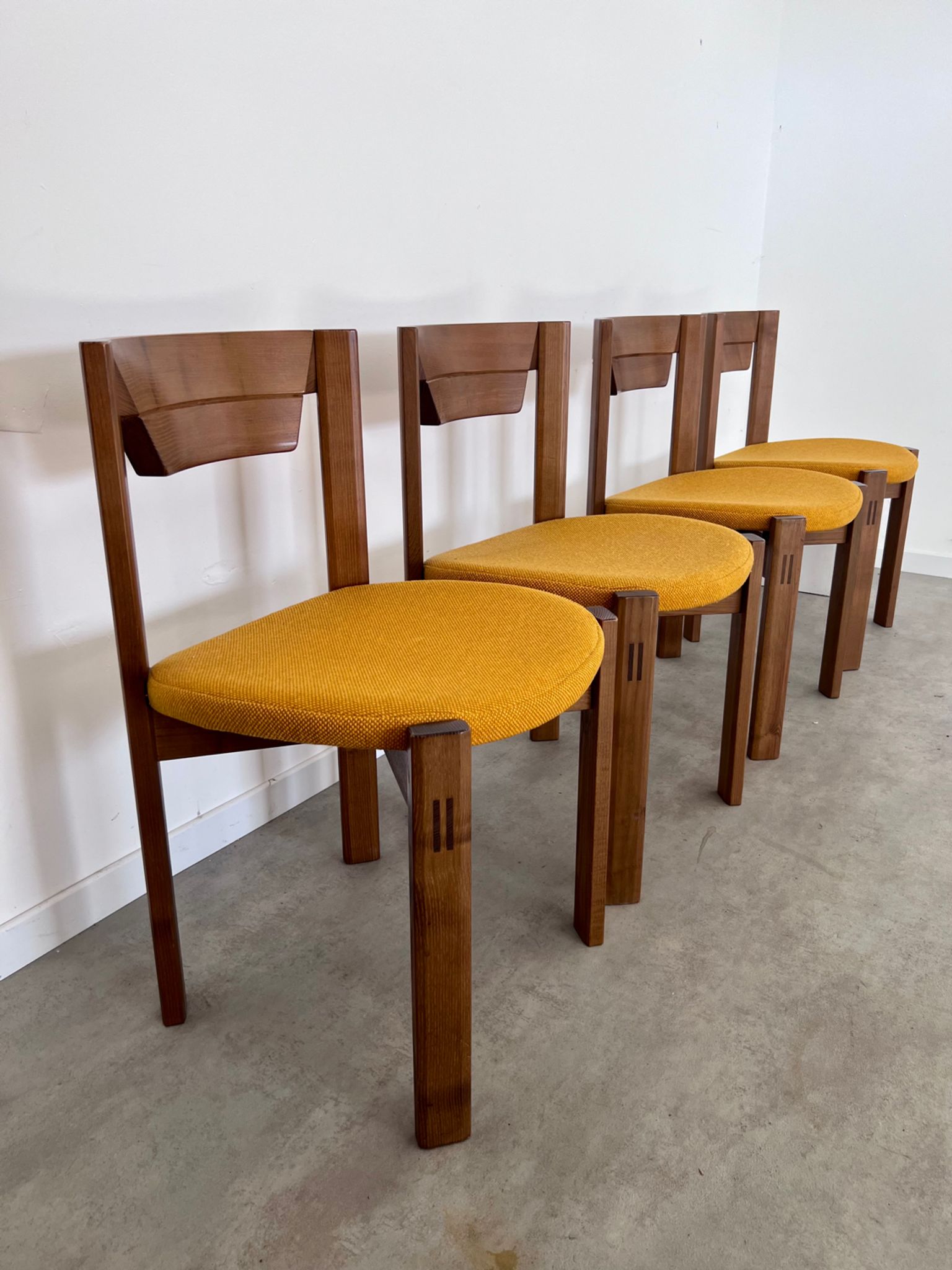 Set of 4 Scandinavian style chairs Girsberger 70s vintage solid wood