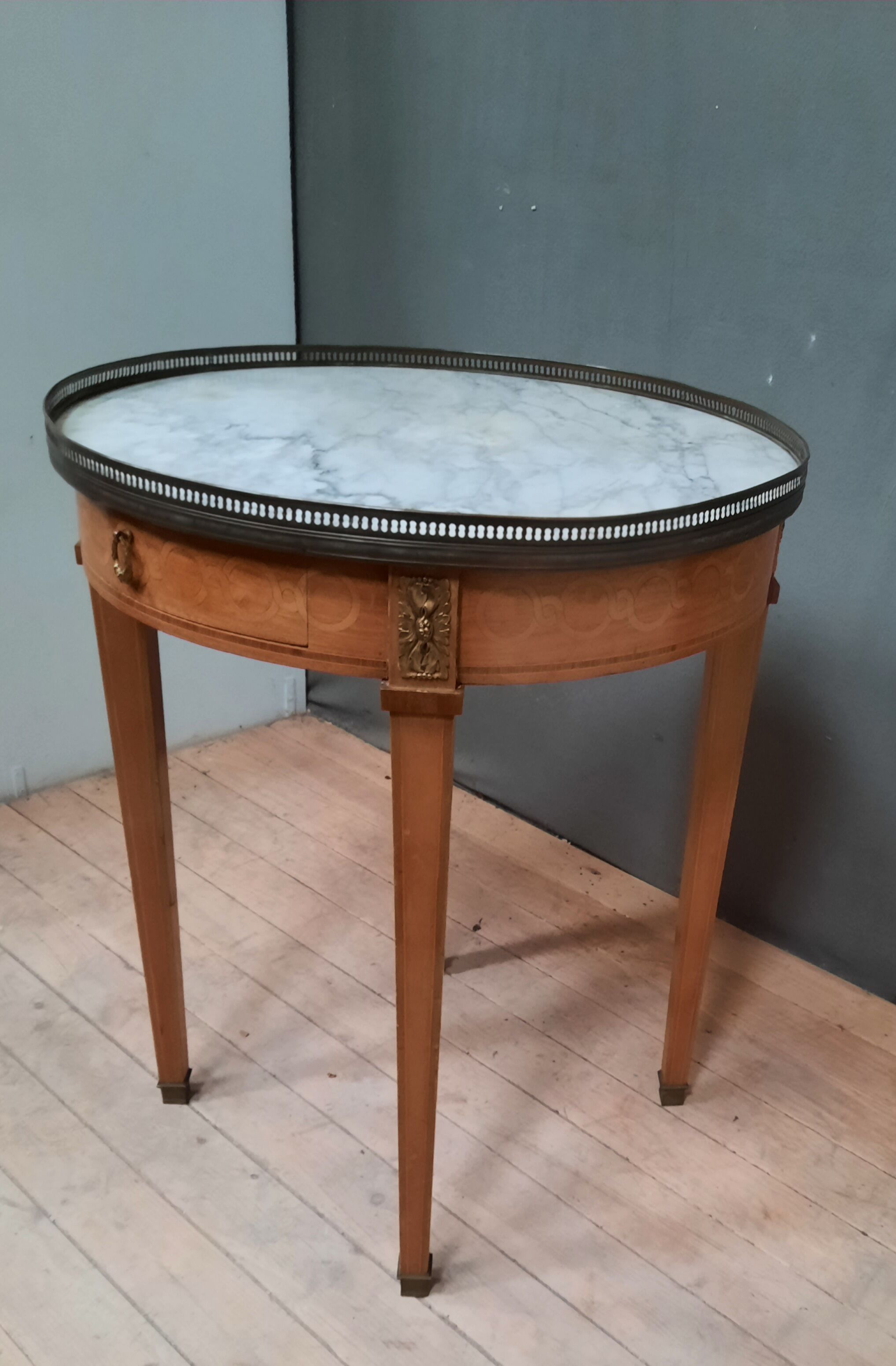 Table dessu marble kind "hot water bottle"