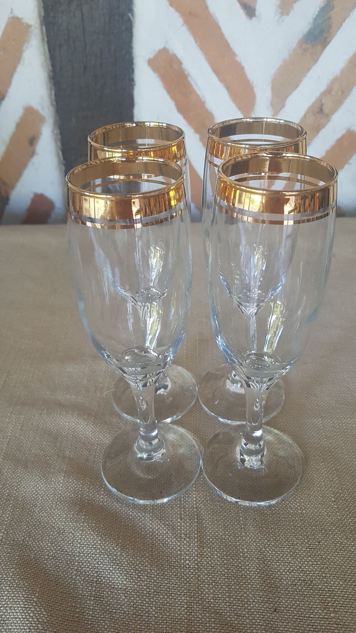 Set of 4 champagne flutes gold border