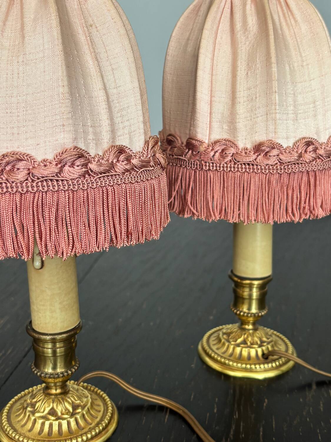 Paire de lampes de chevet  style Louis XVI – Soie rose & laiton- 1950