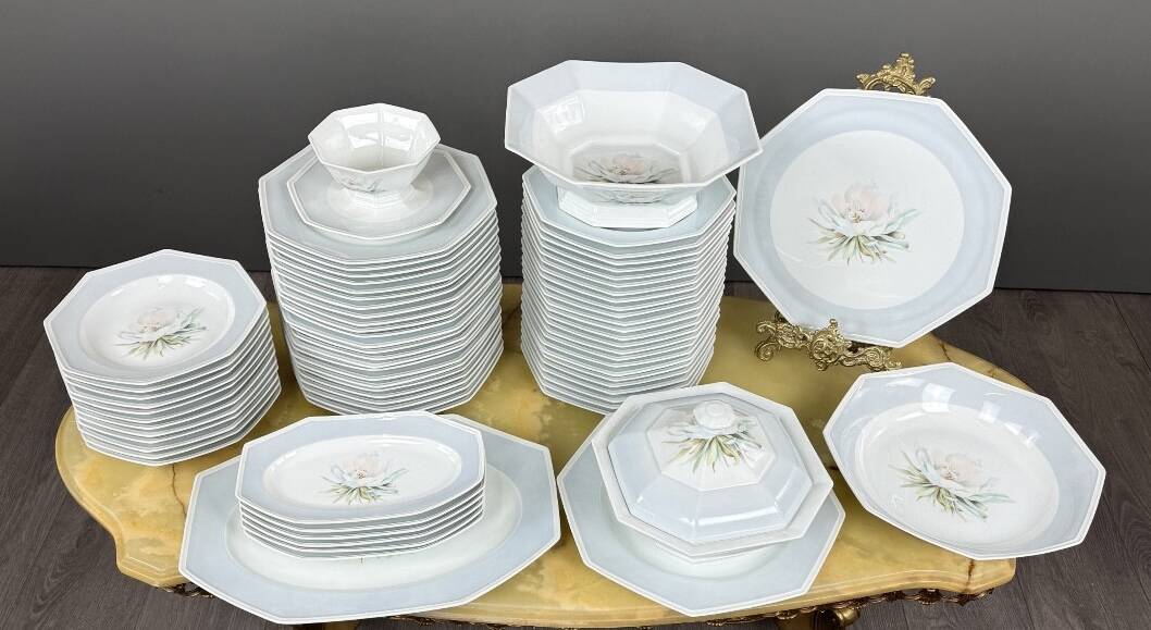 Important Limoges porcelain table service, 71 pieces, 20th century.