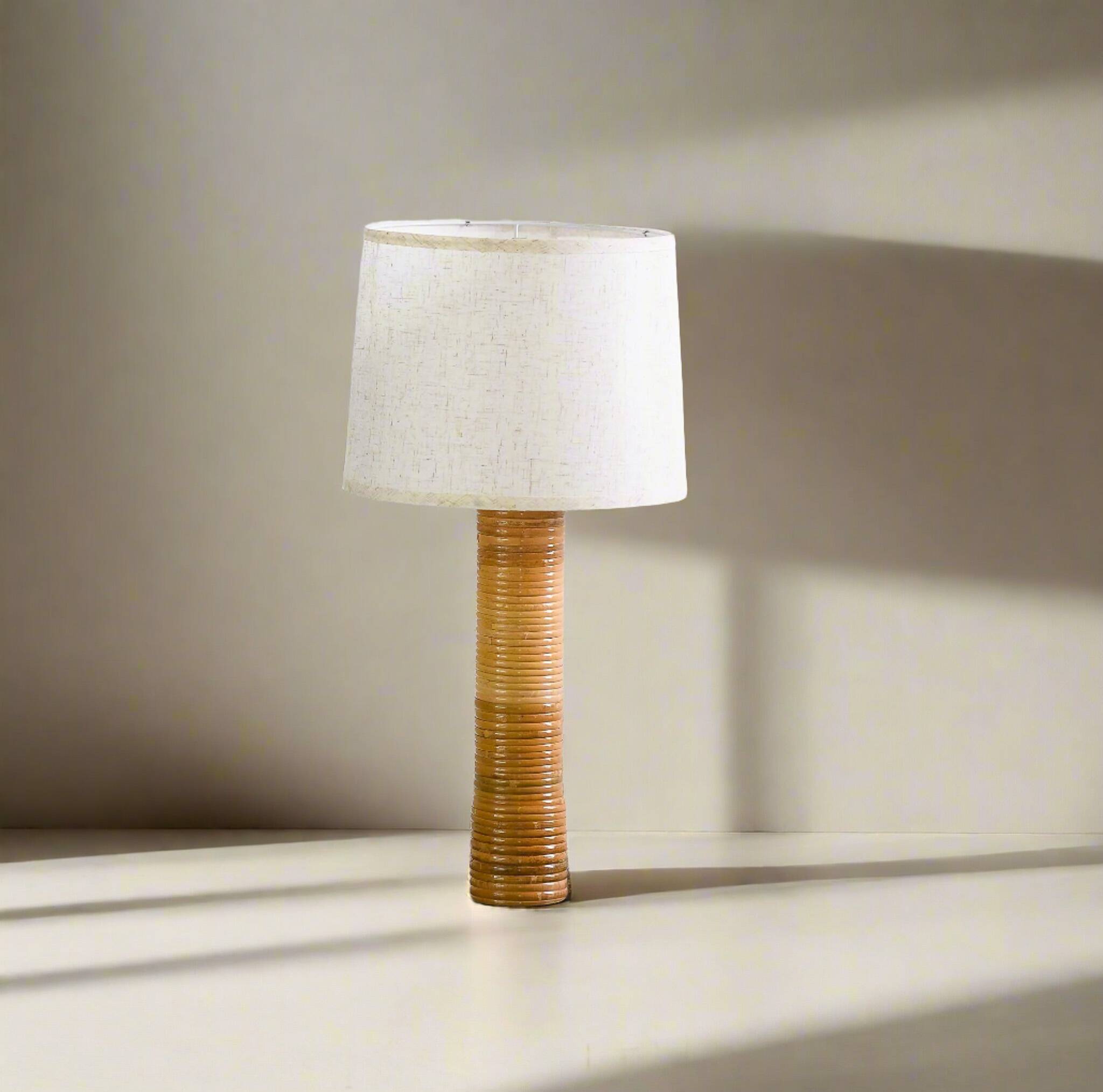 Lampe de table en rotin de style moderne du milieu du siècle