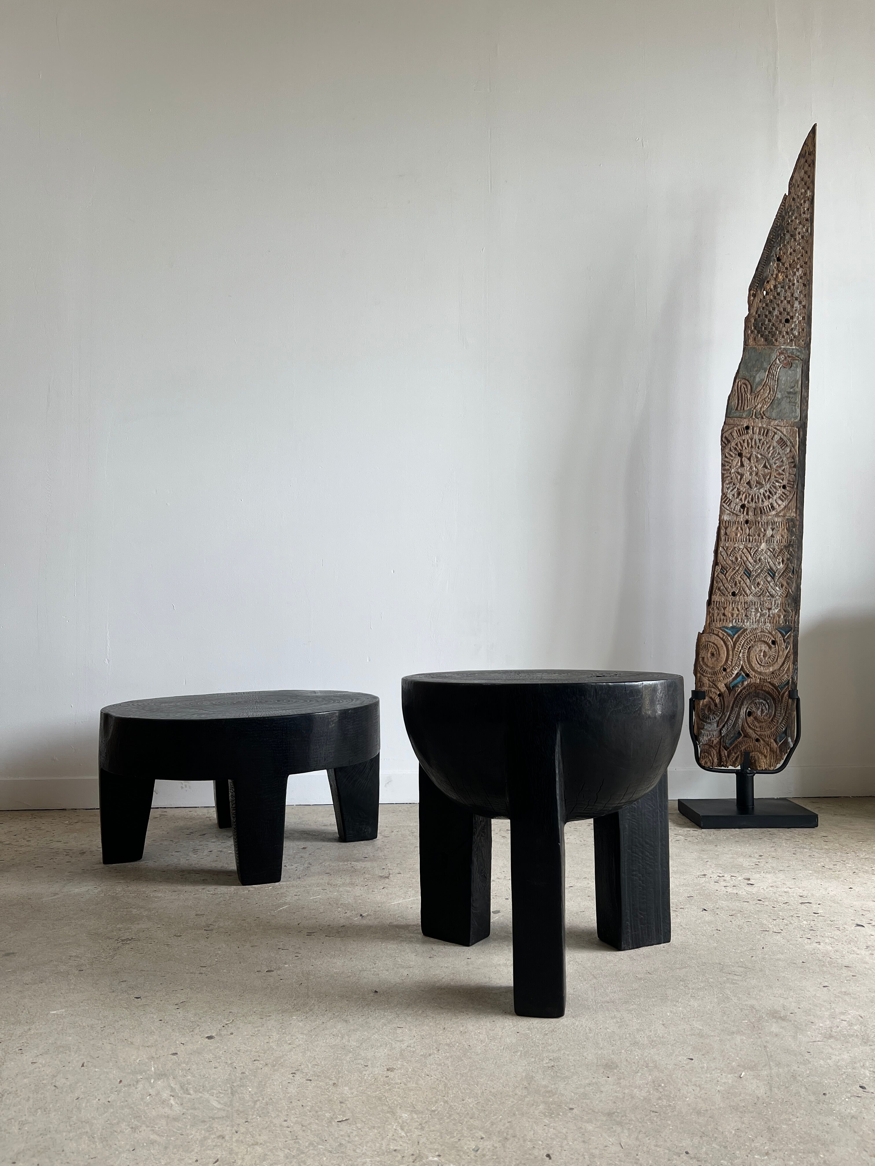 Black mango wood tripod side table with a semi-spherical top, height: 45 cm, diameter: 44 cm.
