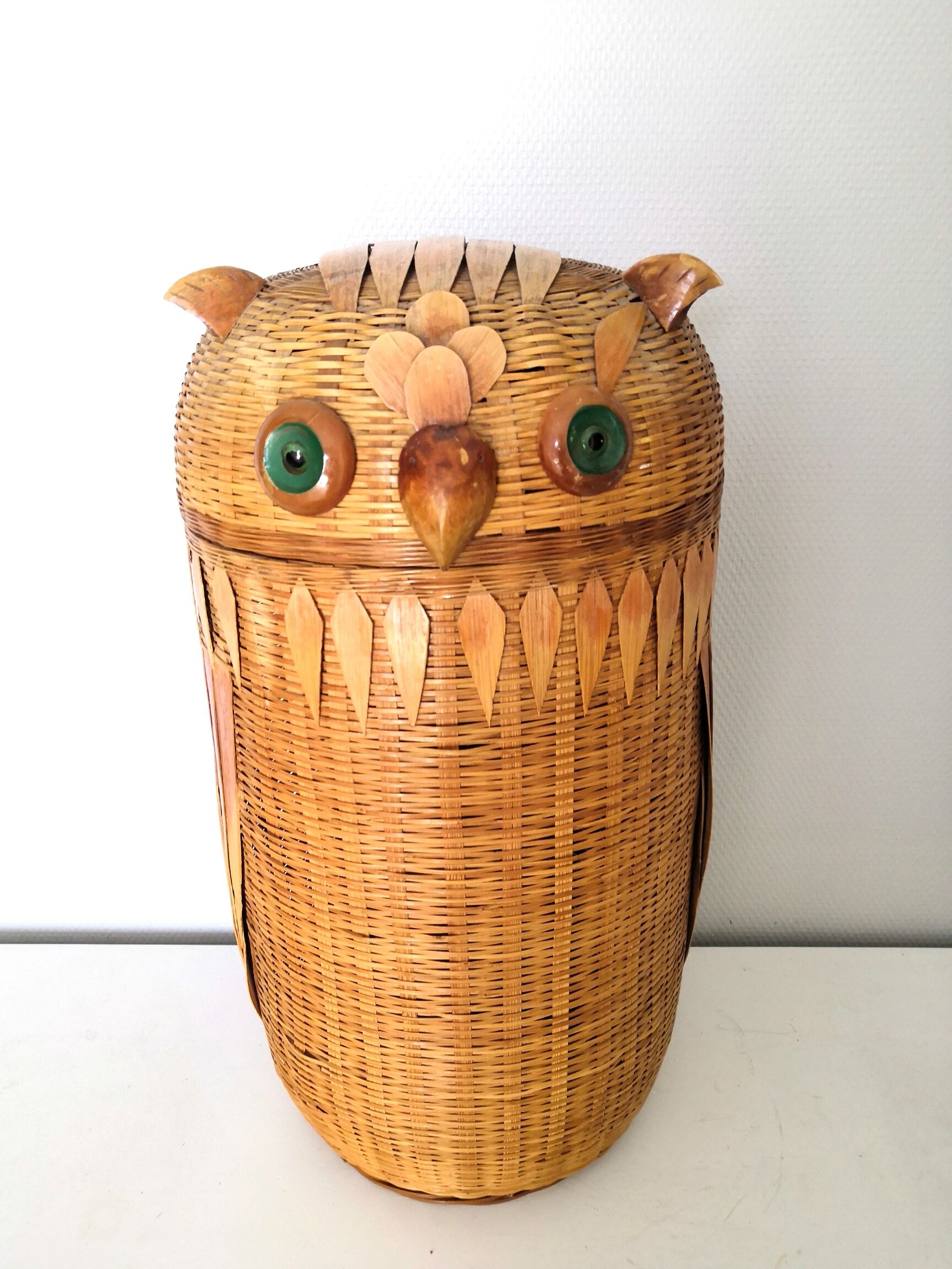 Wicker basket shape owl design 70s