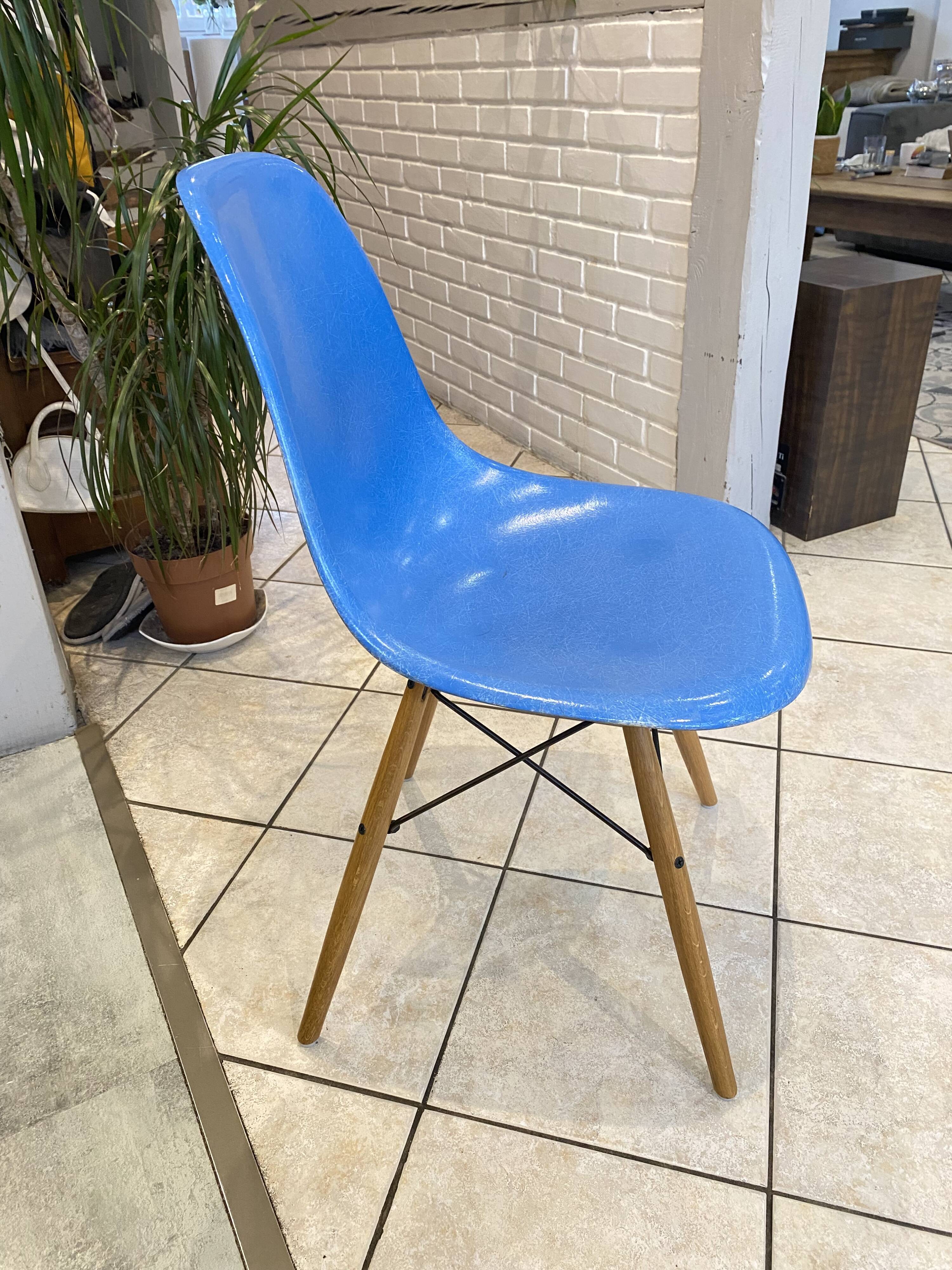 DSW chair turquoise fibre with oak dowel, light oak, Eames, Herman Miller.