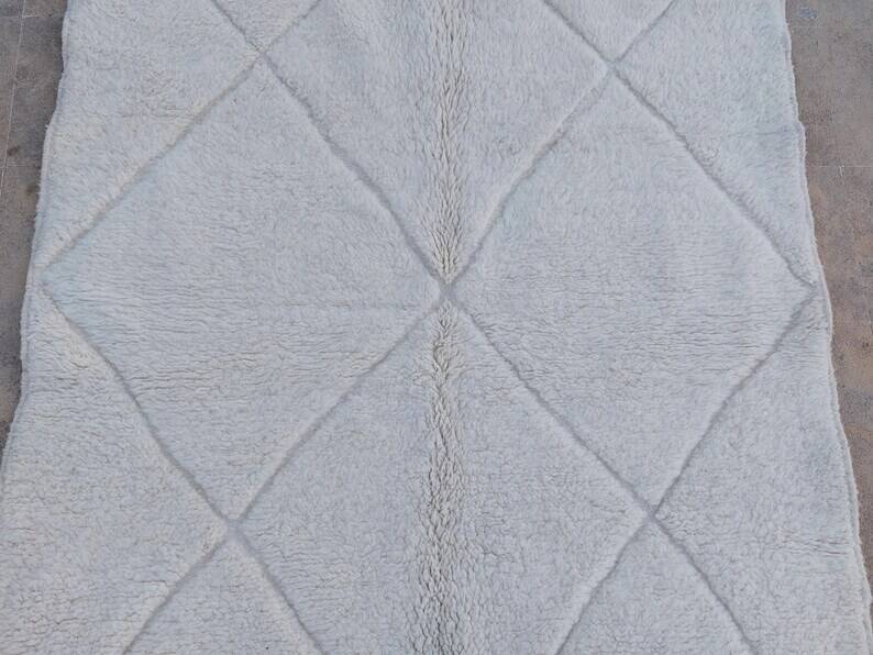 White rug in natural wool, 250cm x 150cm