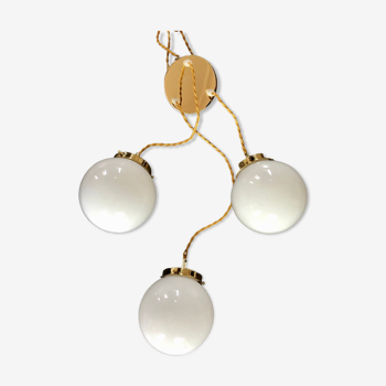 Suspension cascade trois feux, globes vintage en opaline blanche