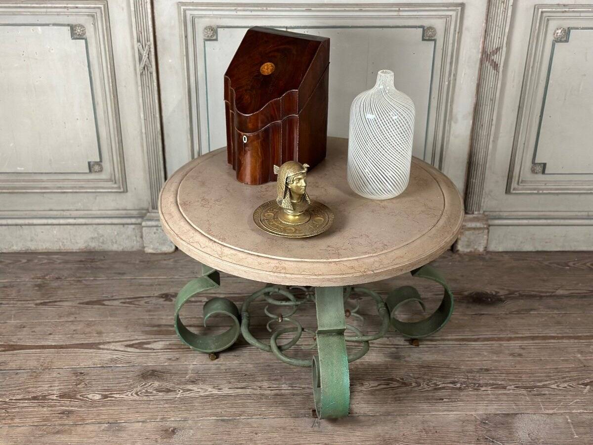 Table basse en fer forgé et marbre beige vers 1930