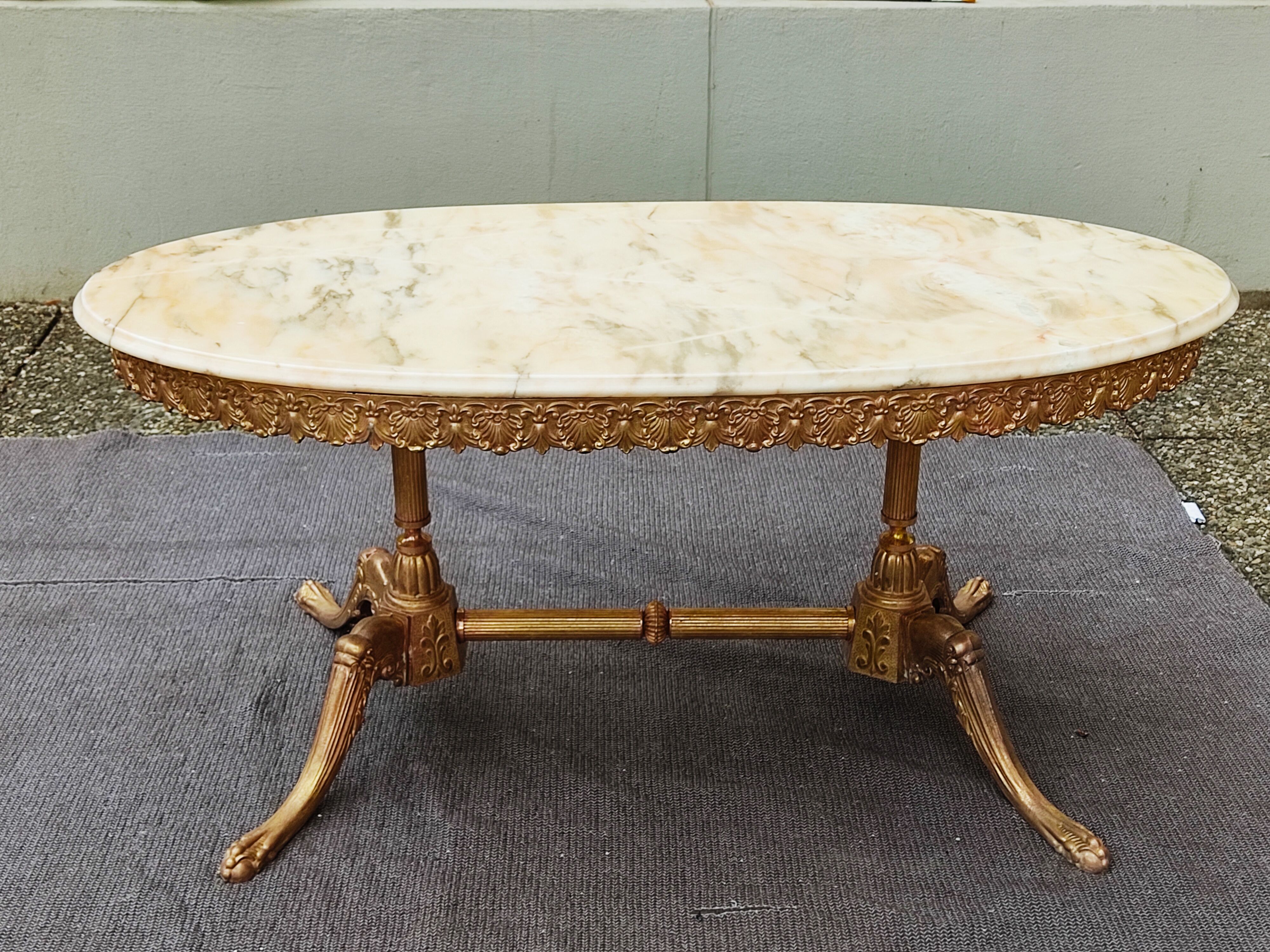 Table basse avec marbre ovalisé – 1960