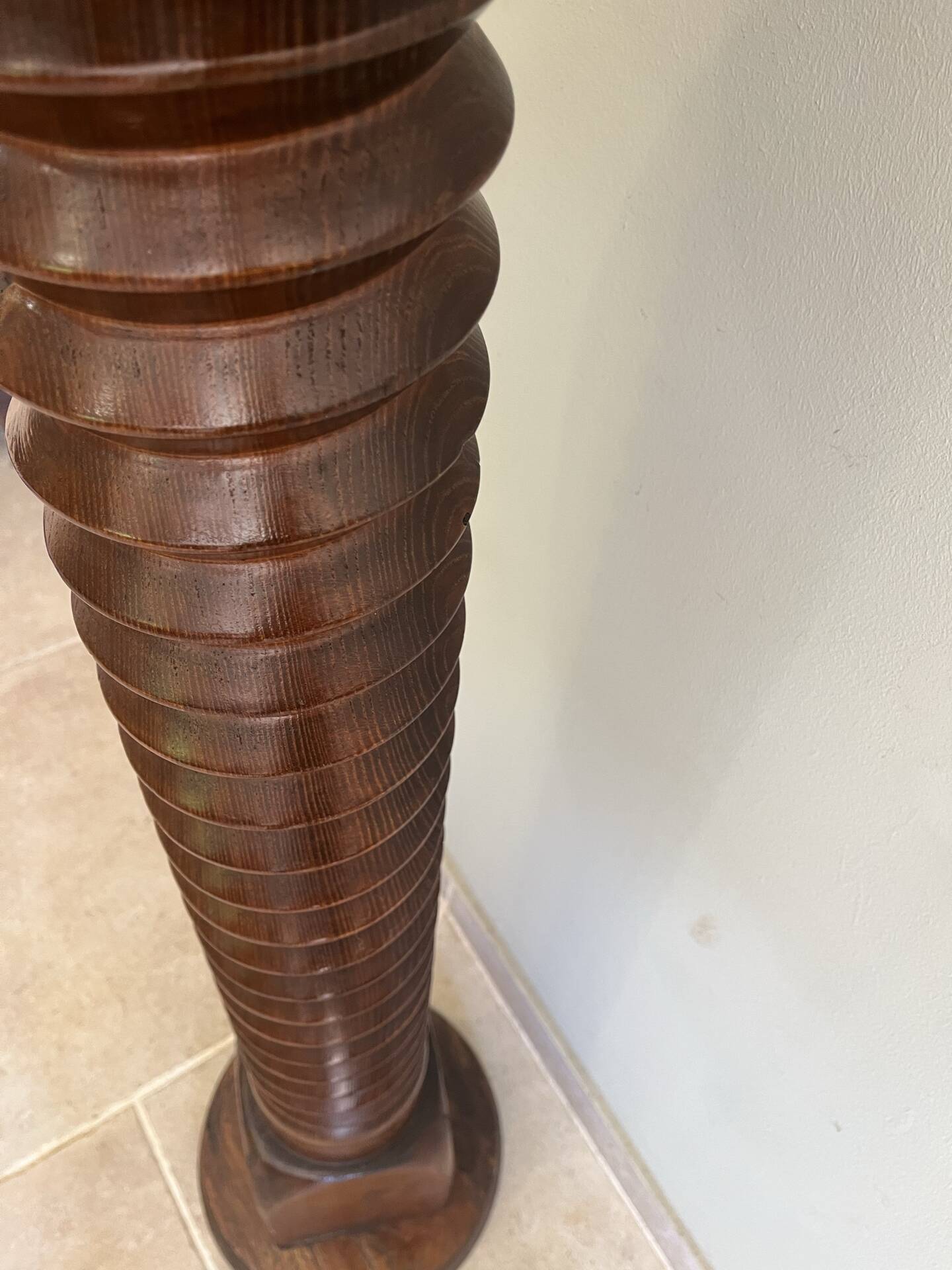 Column support screw of the press.
