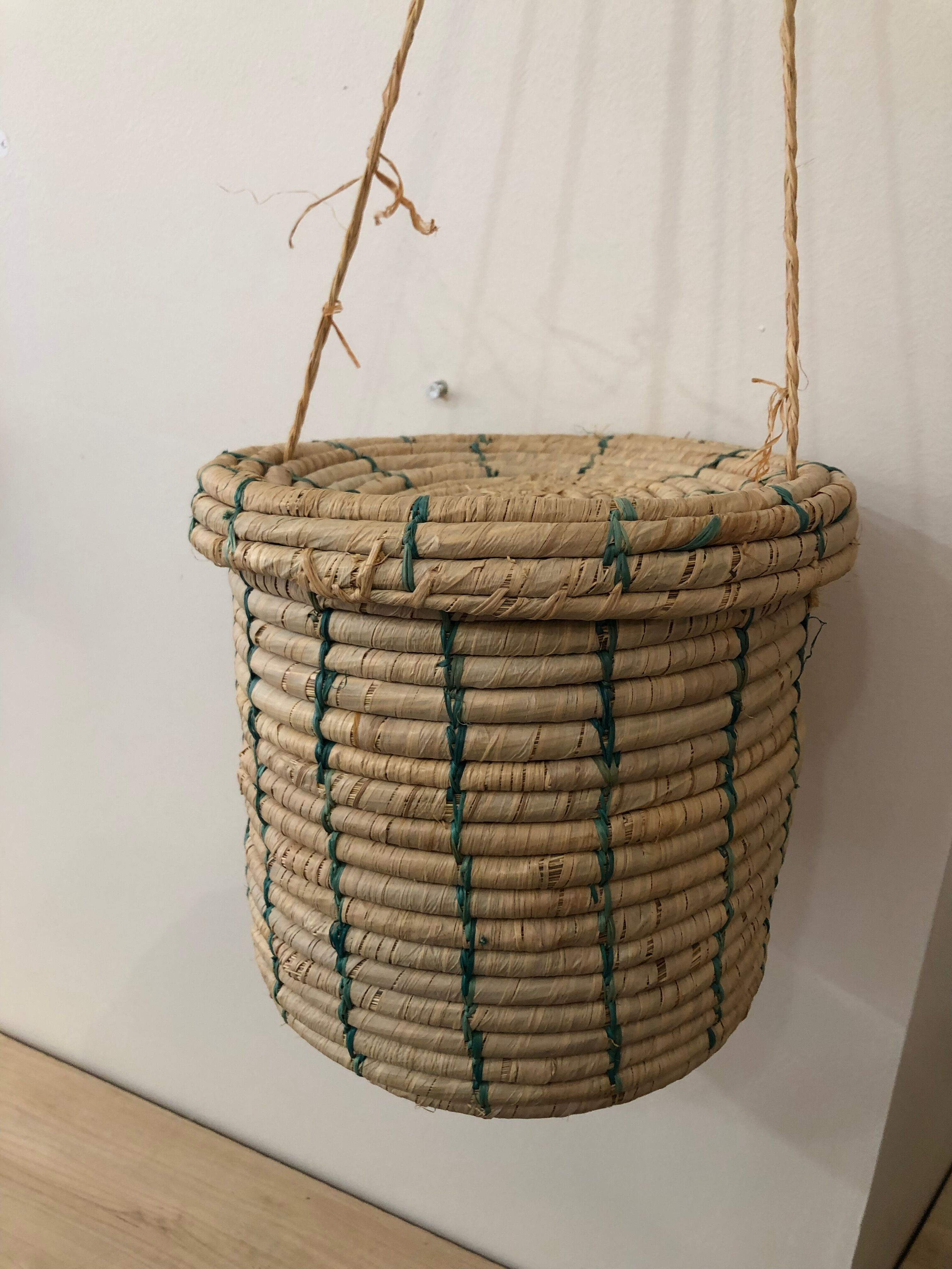 Wicker basket to hang