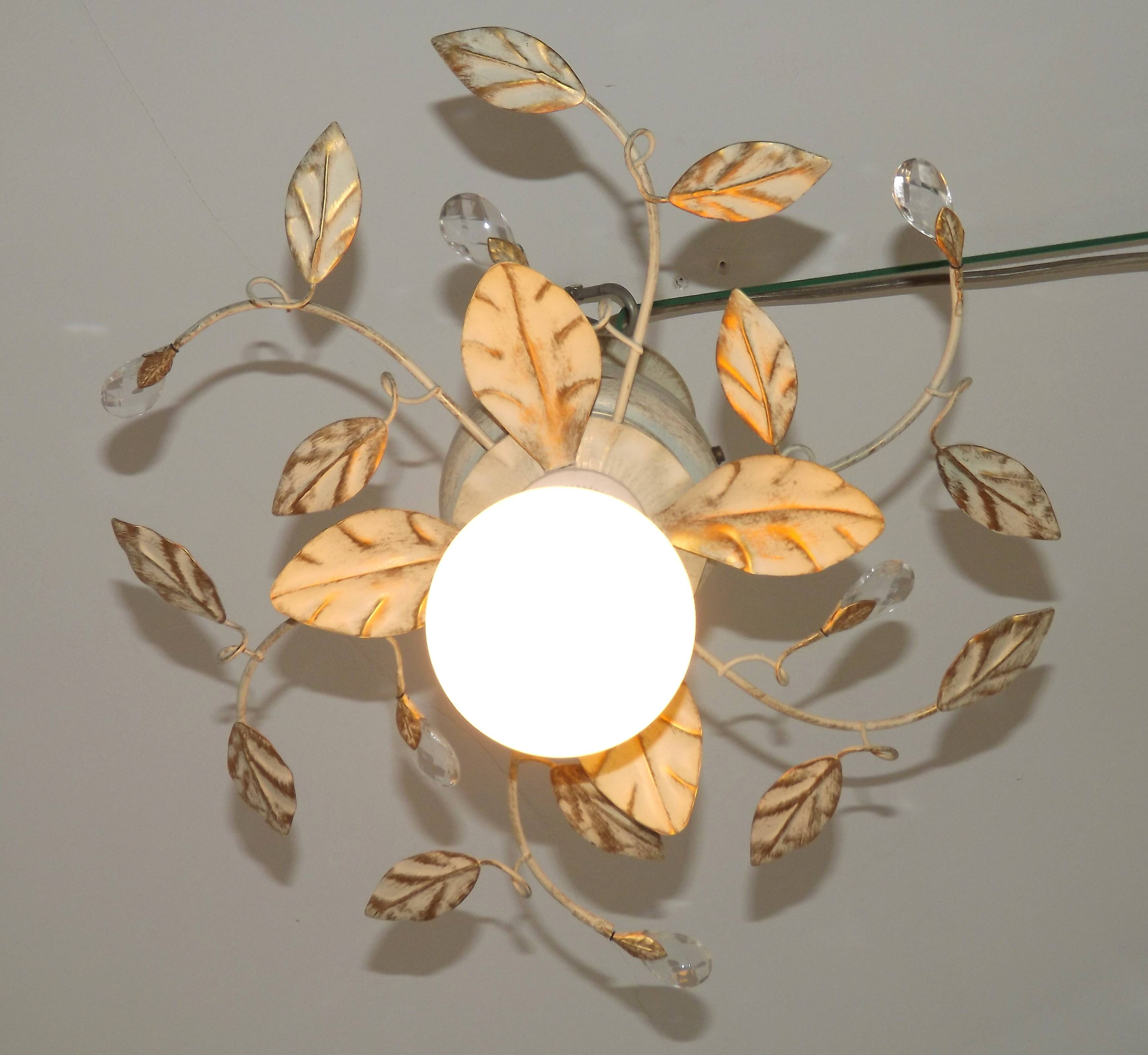Lustre semi-encastré vintage charmant avec des feuilles et des perles en verre cristal.