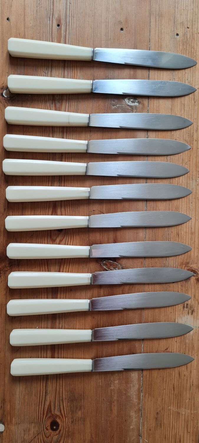 Set of 12 Bakelite knives