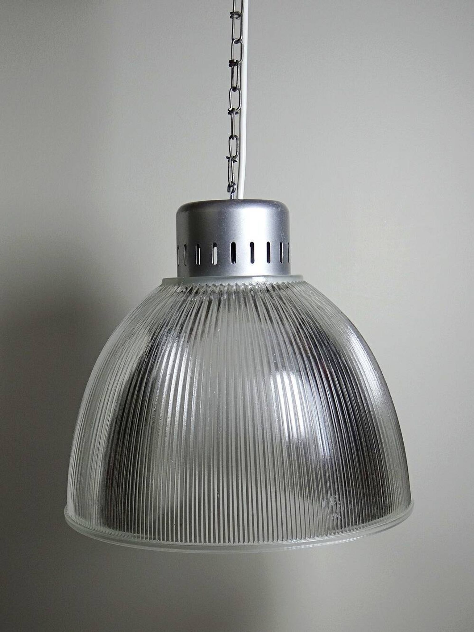 Suspension industrielle en verre prismatique type Holophane, Thorn, 1998