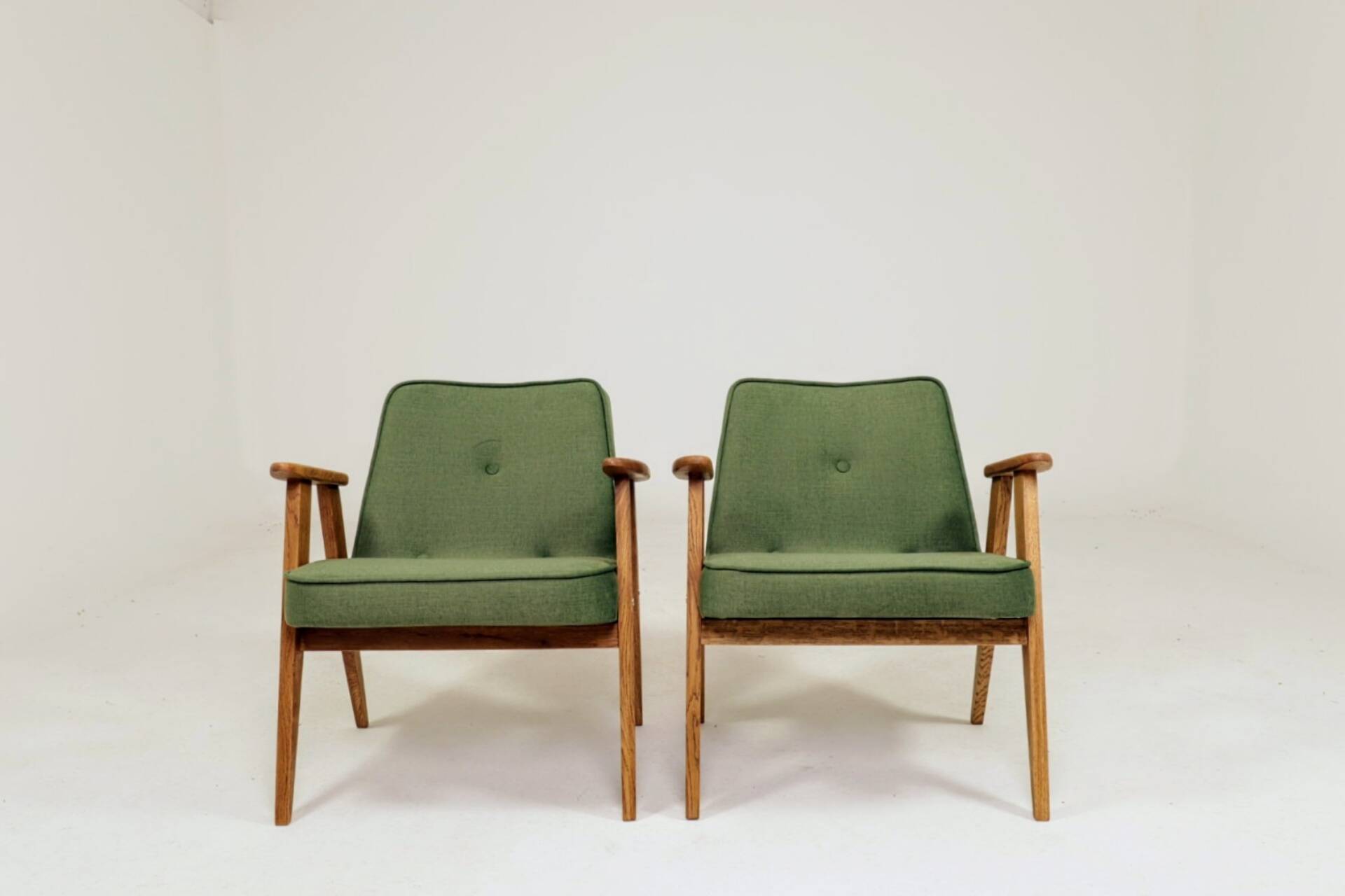 Paire de fauteuils en chêne clair et tissu vert olive