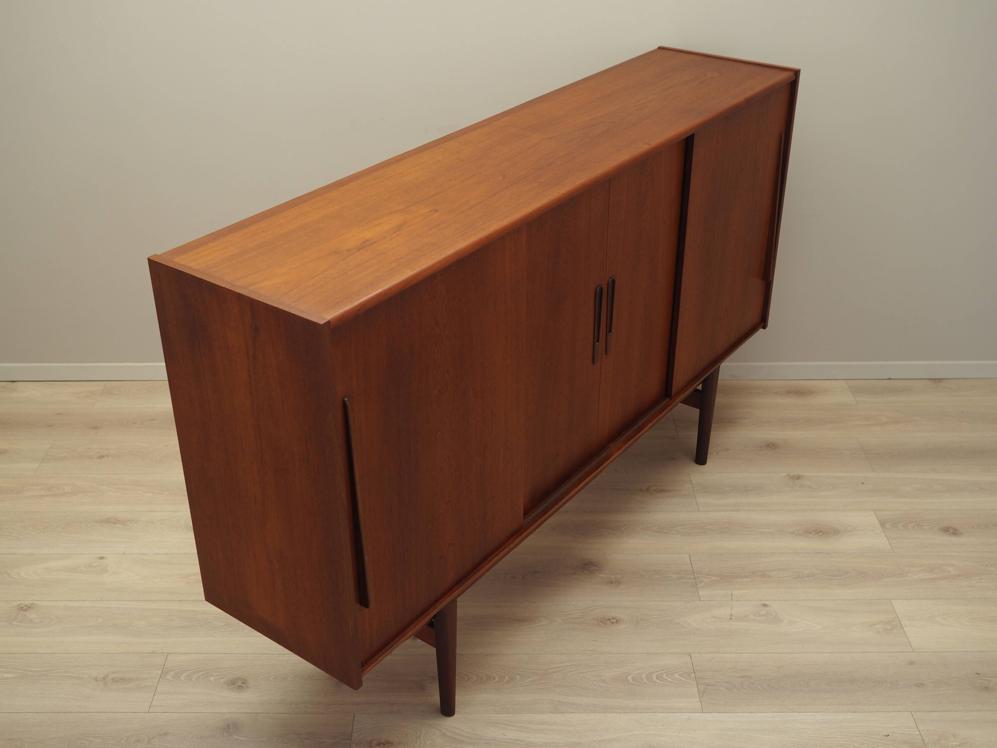 Buffet haut en teck, design danois, années 1960, production : Danemark