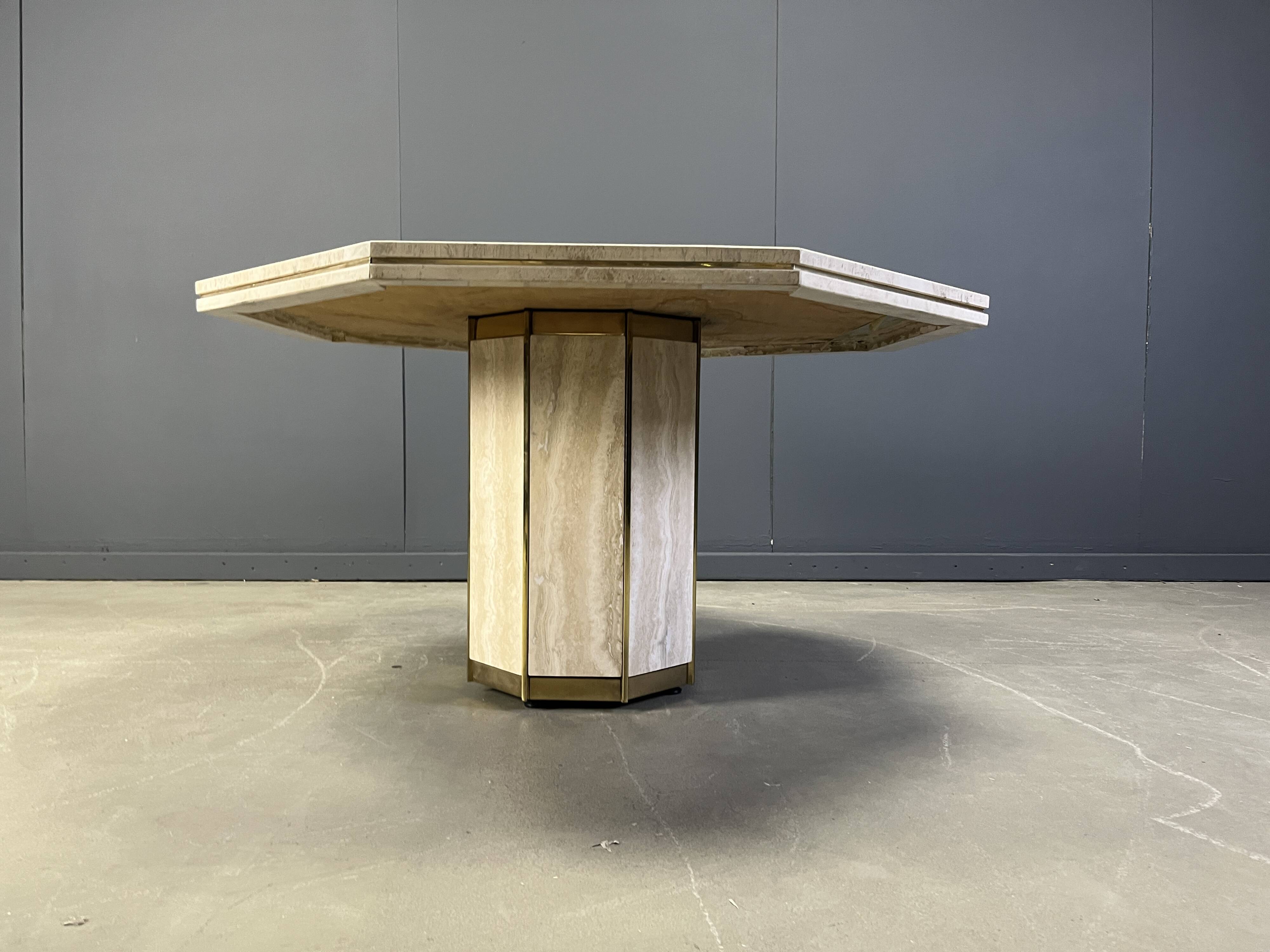 Table à manger octogonale italienne en travertin et laiton des années 1970