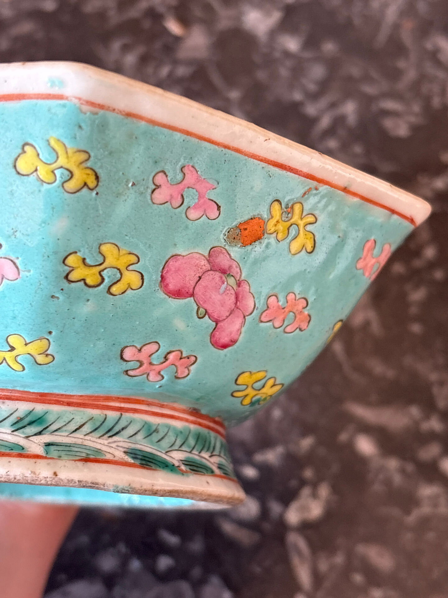 Ancient octagonal offering bowl in Chinese porcelain, Famille Rose s