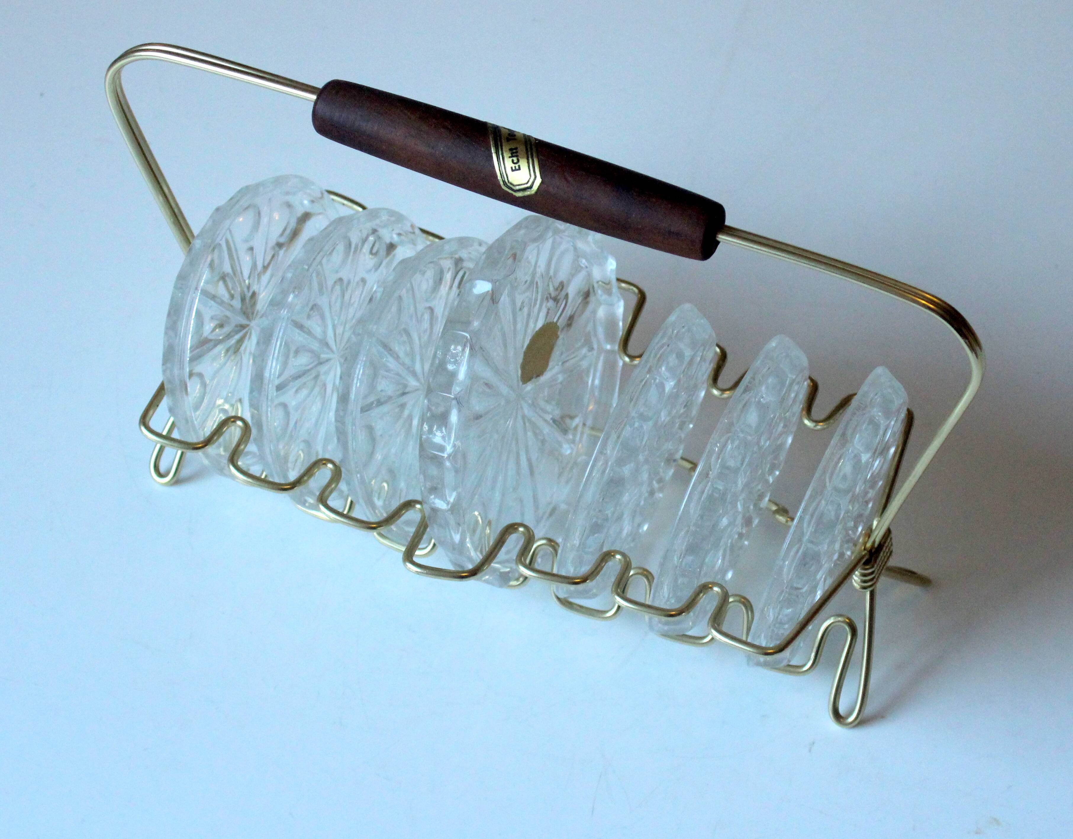 Set de 7 sous-verres en verre cristal plomb dans un support en laiton avec poignée en teck rockabilly vintage des années 1960