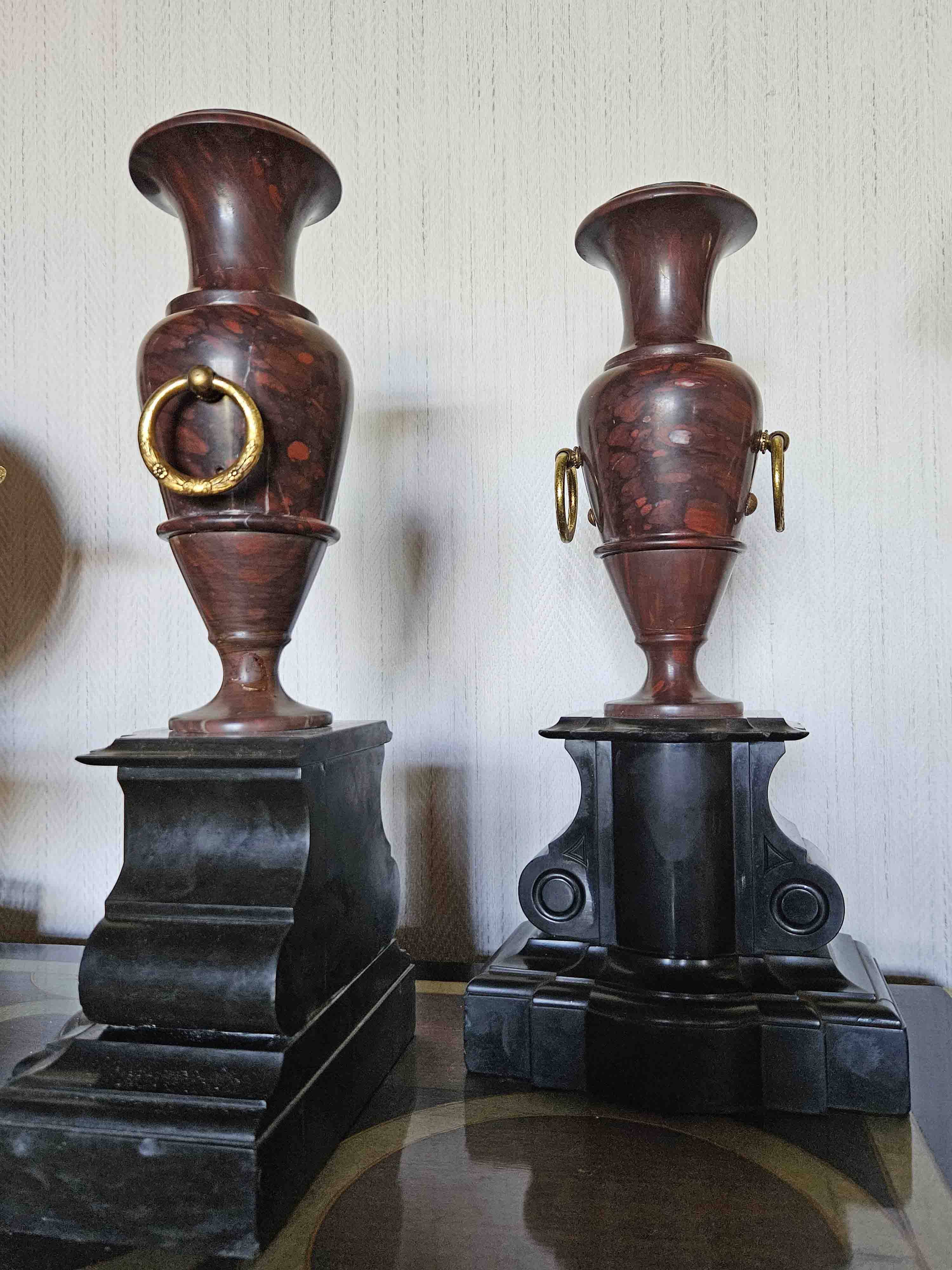 Antique Vases In Griotte Marble And Black Marble, Grand Tour, 19th Century