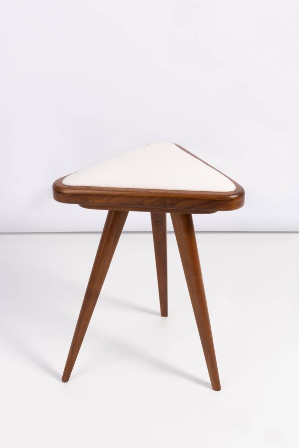 Ensemble de deux tabourets triangulaires en velours bleu et blanc du XXe siècle