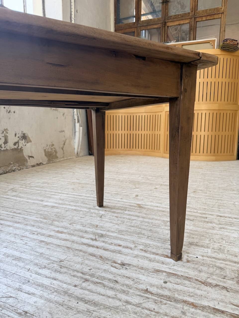 Table de ferme noyer pieds fuseaux 1950