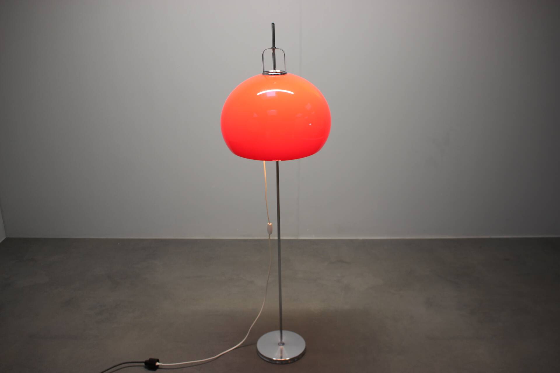 Lampadaire Space Age Guzzini Meblo en plastique et métal chromé, Italie années 1970