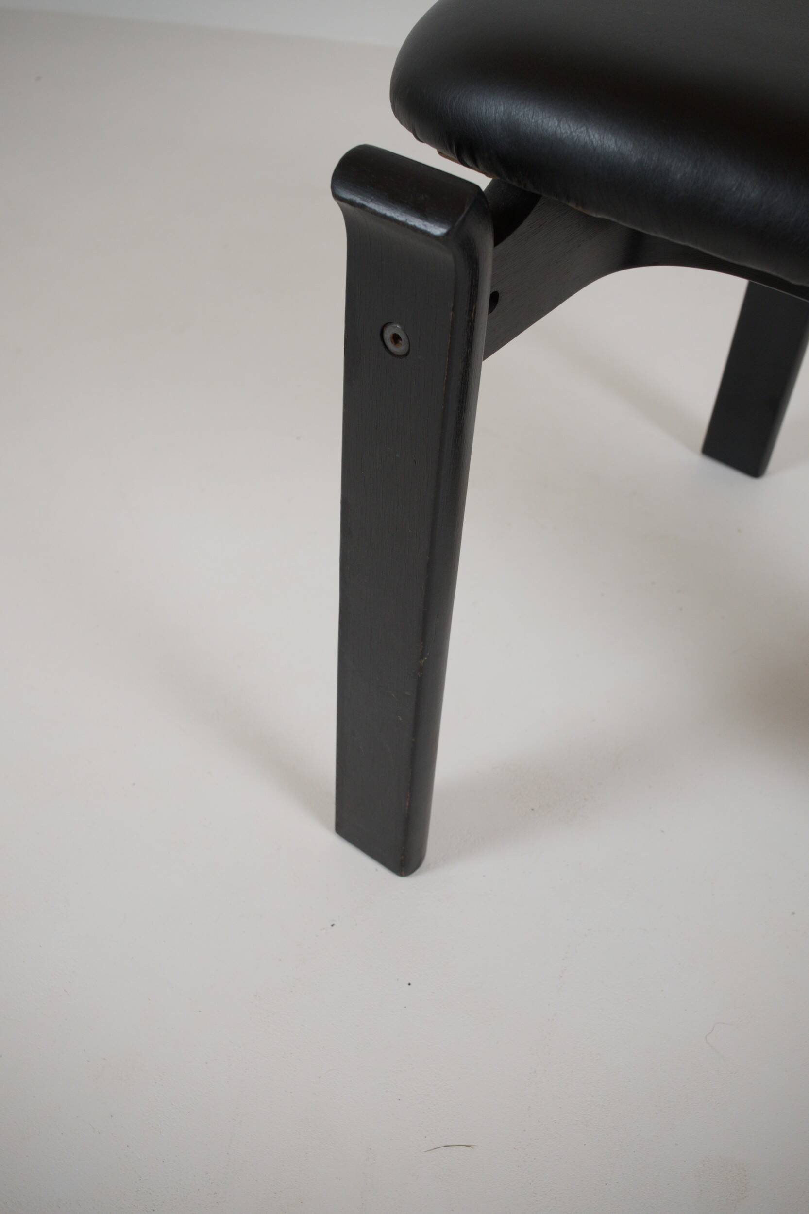 Set of 4 dining chairs "Totem" by Torstein Nilsen